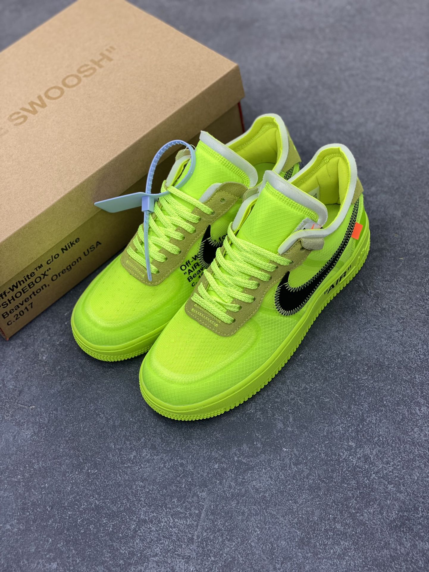 图片[8]-福利特价 夺人眼球Off-White x Nike Air Force 1 Low \”Volt\” 2.0空军一号经典百搭低帮休闲运动板鞋“OW荧光绿黑”Off-White™与 NikeLab 最新打造的 Air Force 1 Low 全新配色「Volt」，Air Force 1 Low 的鞋身与中底将被换上夺目的荧光绿色调，以签名式的橘红色 “Zip-Tie” 和 “AIR” 字样点缀 货号：AO4606-700 尺码：35.5 36 36.5 37.5 38 38.5 39 40 40.5 41 42 42.5 43 44 44.5 45 46-选品中心