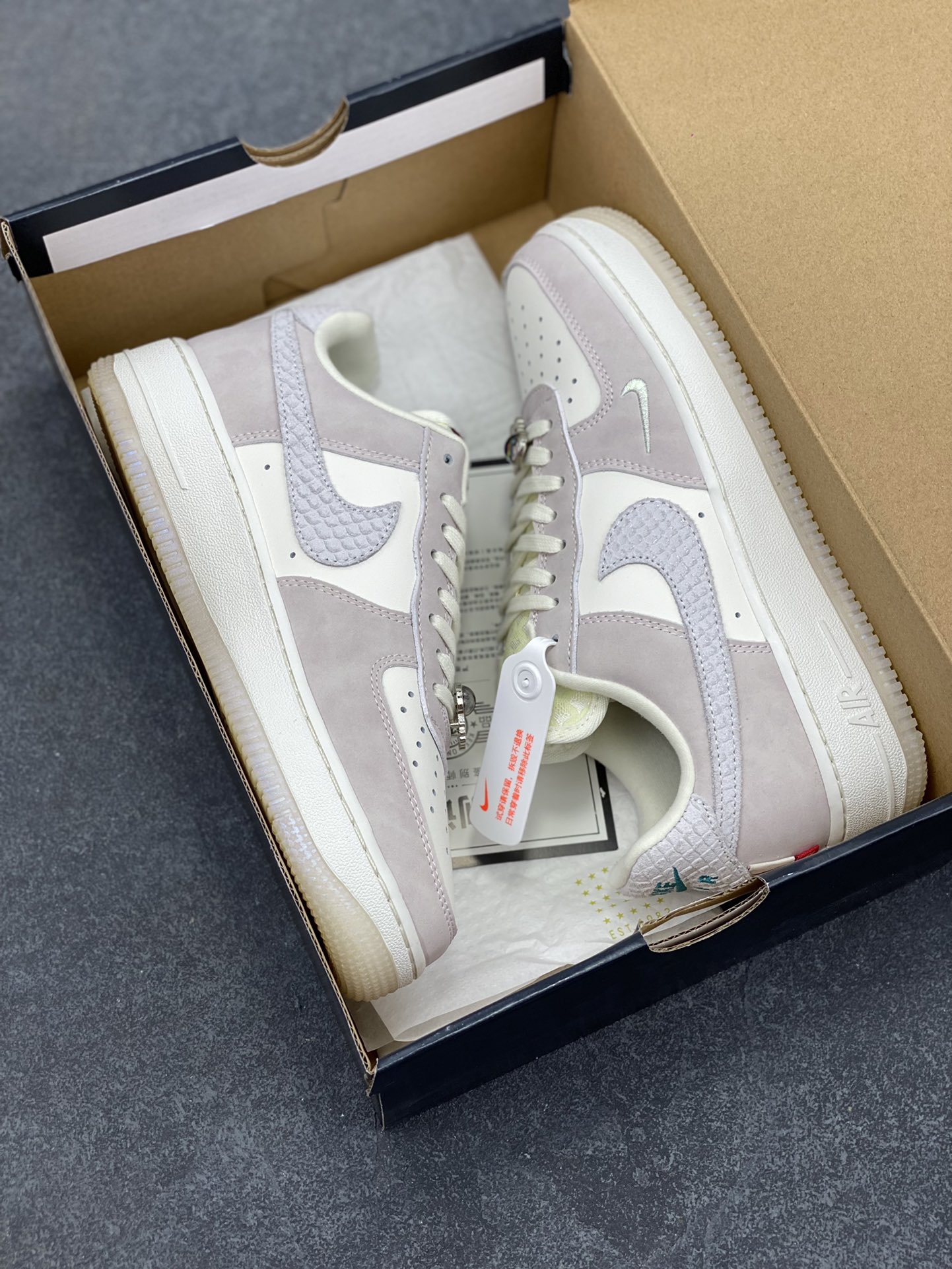 图片[9]-福利特价 Air Force 1 \’07 Low 米白粉龙年 原楦头原纸板 打造纯正空军版型 #专注外贸渠道 全掌内置蜂窝气垫 #原盒配件 原厂中底钢印、拉帮完美 货号：FZ5066-111 尺码：36 36.5 37.5 38 38.5 39 40 40.5 41 42 42.5 43 44 44.5 45-选品中心