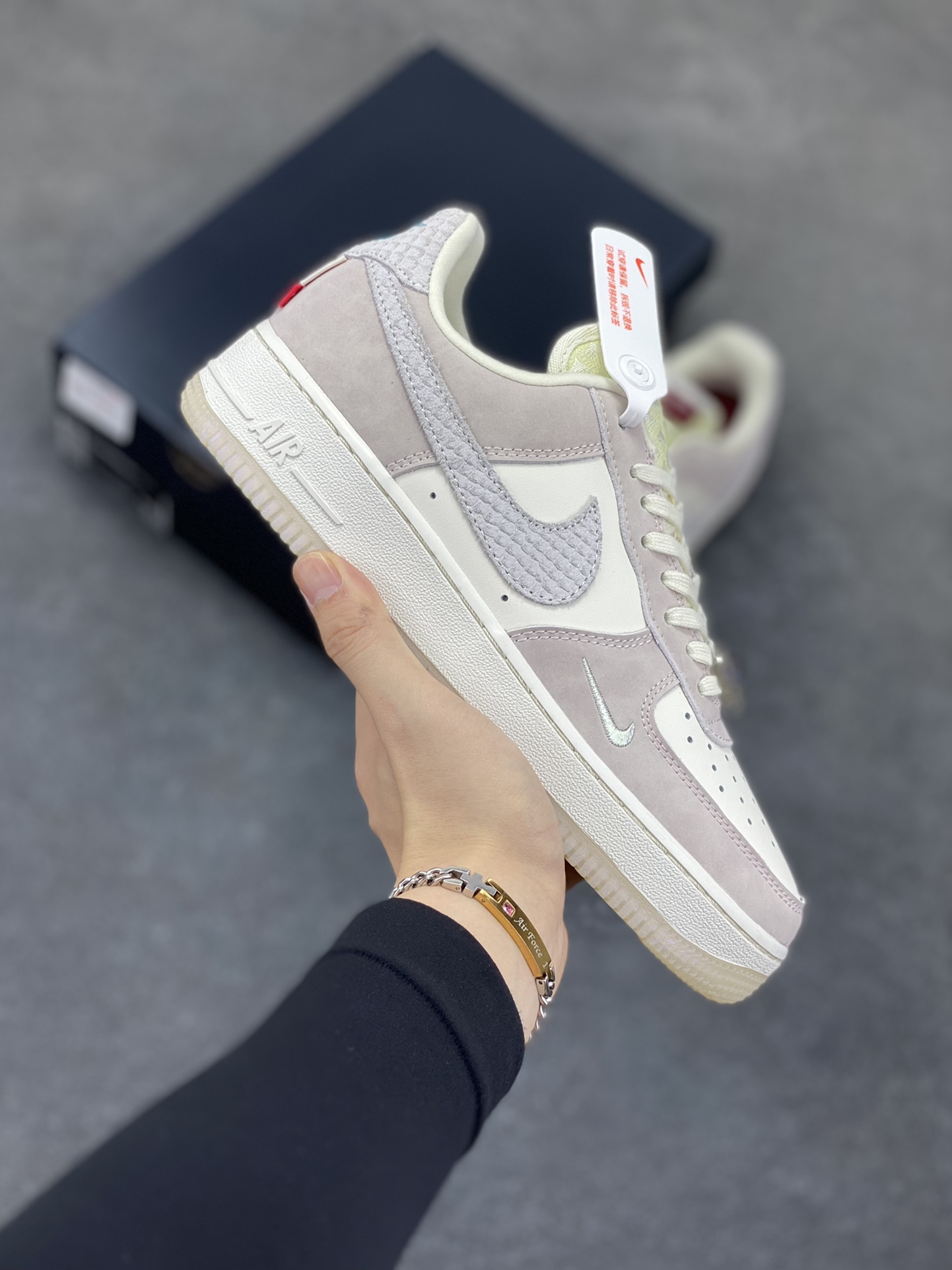 福利特价 Air Force 1 \’07 Low 米白粉龙年 原楦头原纸板 打造纯正空军版型 #专注外贸渠道 全掌内置蜂窝气垫 #原盒配件 原厂中底钢印、拉帮完美 货号:FZ5066-111 尺码:36 36.5 37.5 38 38.5 39 40 40.5 41 42 42.5 43 44 44.5 45-选品中心