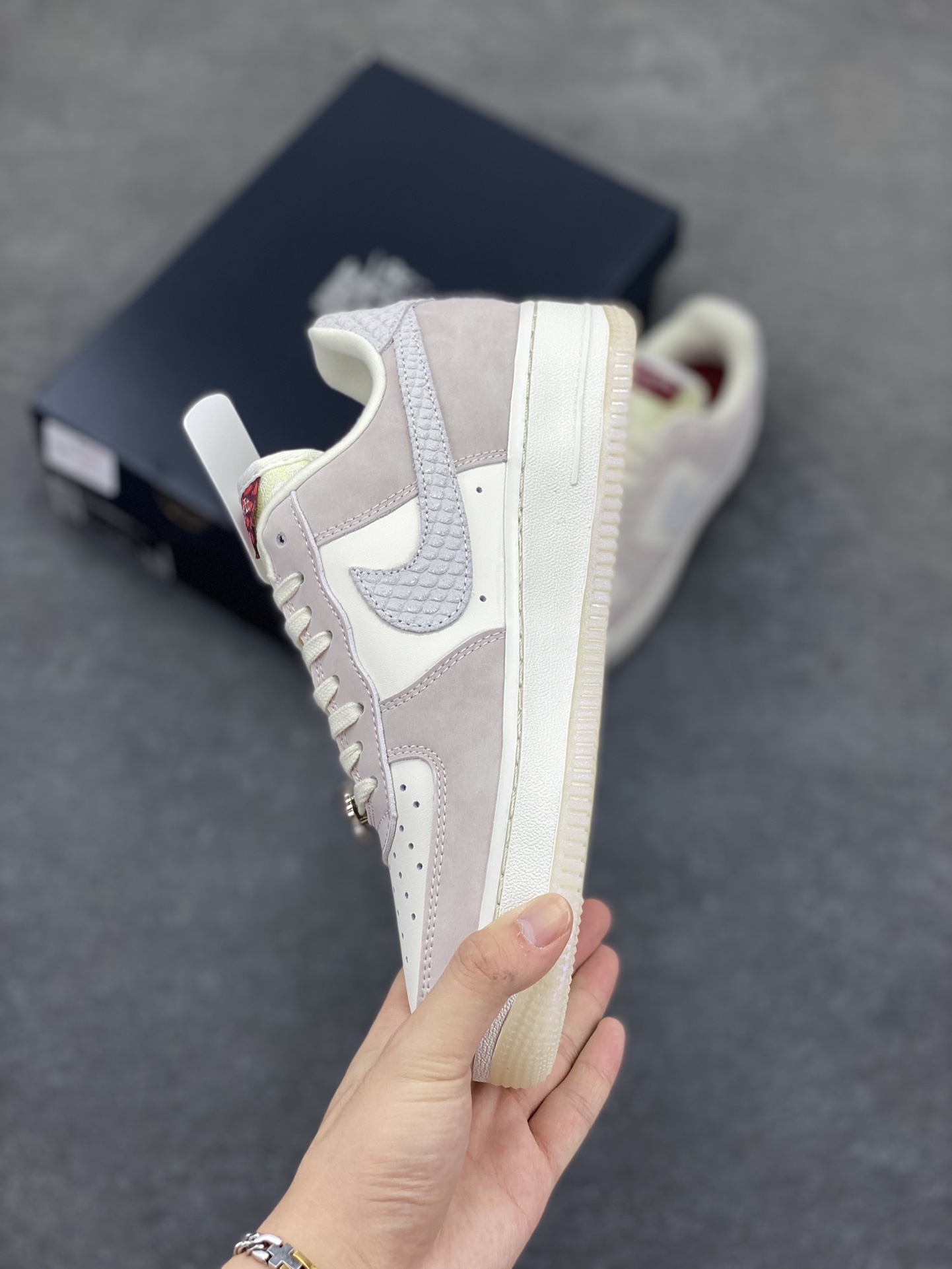 图片[3]-福利特价 Air Force 1 \’07 Low 米白粉龙年 原楦头原纸板 打造纯正空军版型 #专注外贸渠道 全掌内置蜂窝气垫 #原盒配件 原厂中底钢印、拉帮完美 货号：FZ5066-111 尺码：36 36.5 37.5 38 38.5 39 40 40.5 41 42 42.5 43 44 44.5 45-选品中心