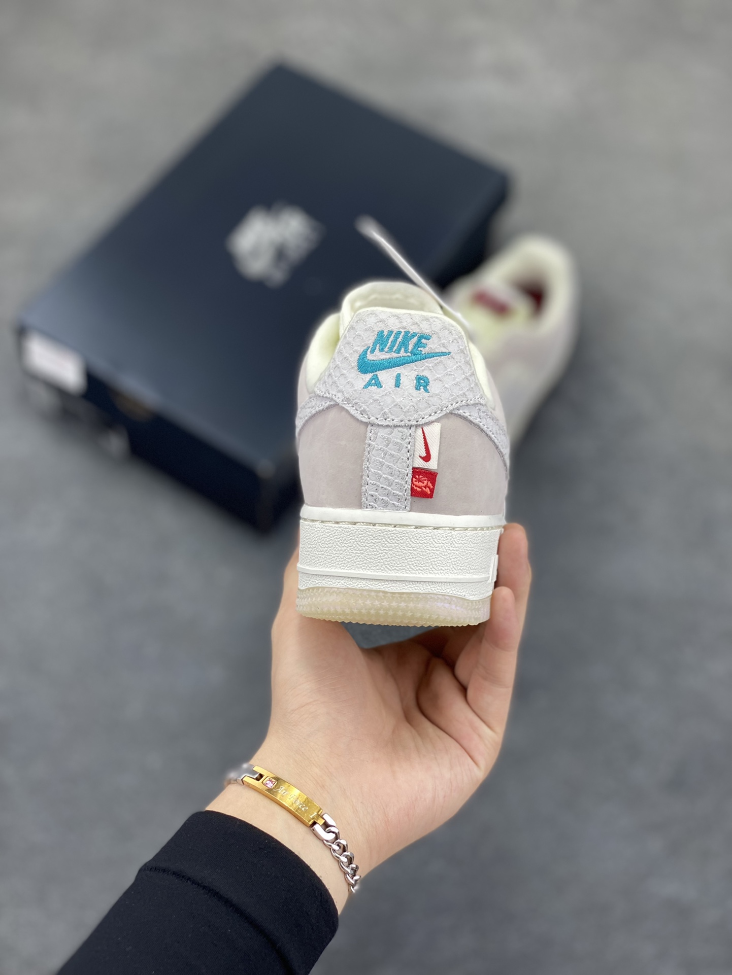 图片[4]-福利特价 Air Force 1 \’07 Low 米白粉龙年 原楦头原纸板 打造纯正空军版型 #专注外贸渠道 全掌内置蜂窝气垫 #原盒配件 原厂中底钢印、拉帮完美 货号：FZ5066-111 尺码：36 36.5 37.5 38 38.5 39 40 40.5 41 42 42.5 43 44 44.5 45-选品中心