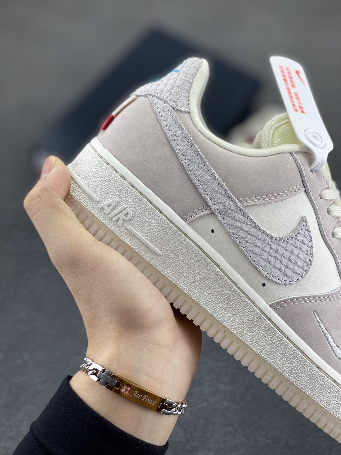 图片[6]-福利特价 Air Force 1 \’07 Low 米白粉龙年 原楦头原纸板 打造纯正空军版型 #专注外贸渠道 全掌内置蜂窝气垫 #原盒配件 原厂中底钢印、拉帮完美 货号：FZ5066-111 尺码：36 36.5 37.5 38 38.5 39 40 40.5 41 42 42.5 43 44 44.5 45-选品中心