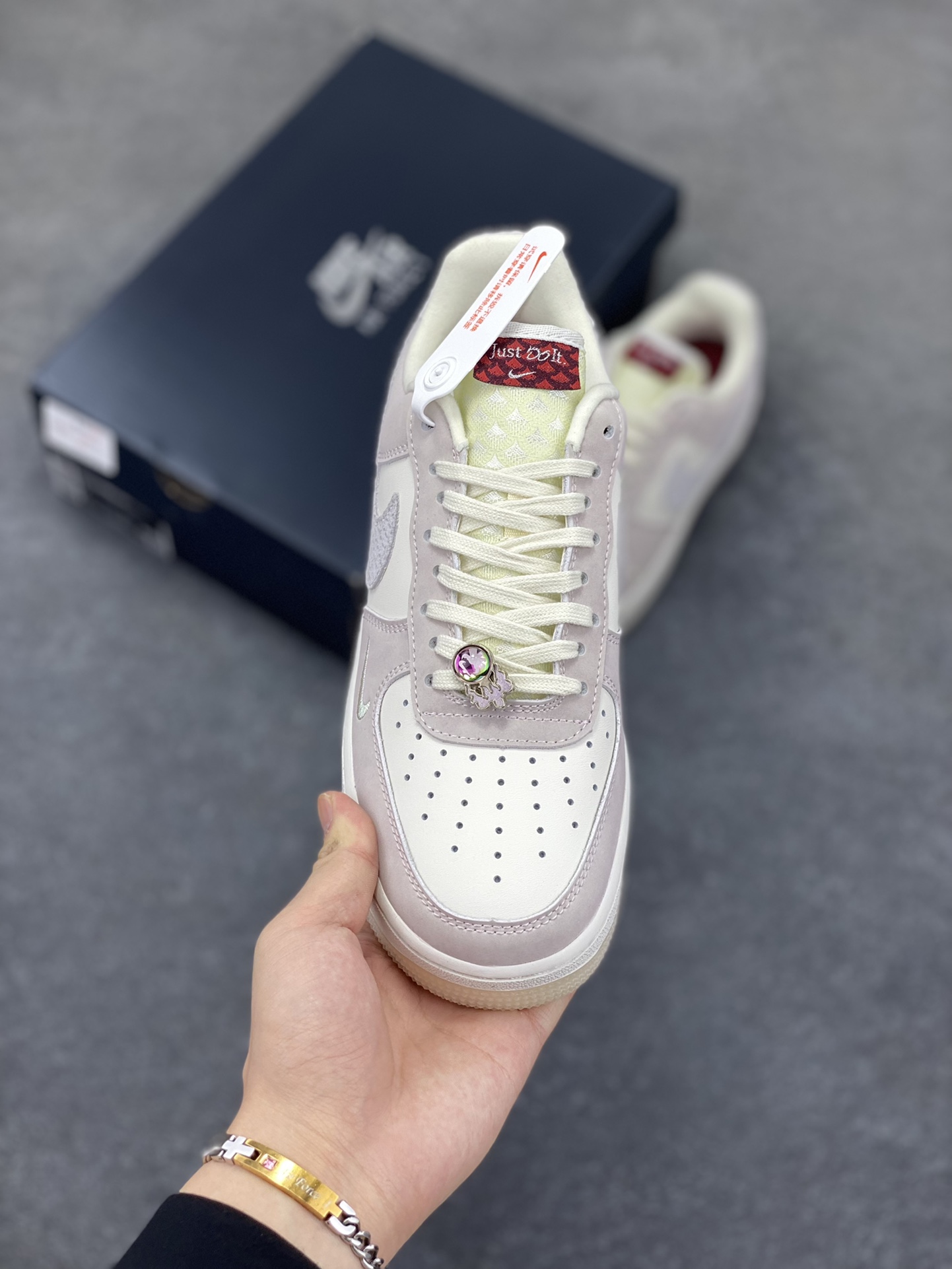 图片[2]-福利特价 Air Force 1 \’07 Low 米白粉龙年 原楦头原纸板 打造纯正空军版型 #专注外贸渠道 全掌内置蜂窝气垫 #原盒配件 原厂中底钢印、拉帮完美 货号：FZ5066-111 尺码：36 36.5 37.5 38 38.5 39 40 40.5 41 42 42.5 43 44 44.5 45-选品中心