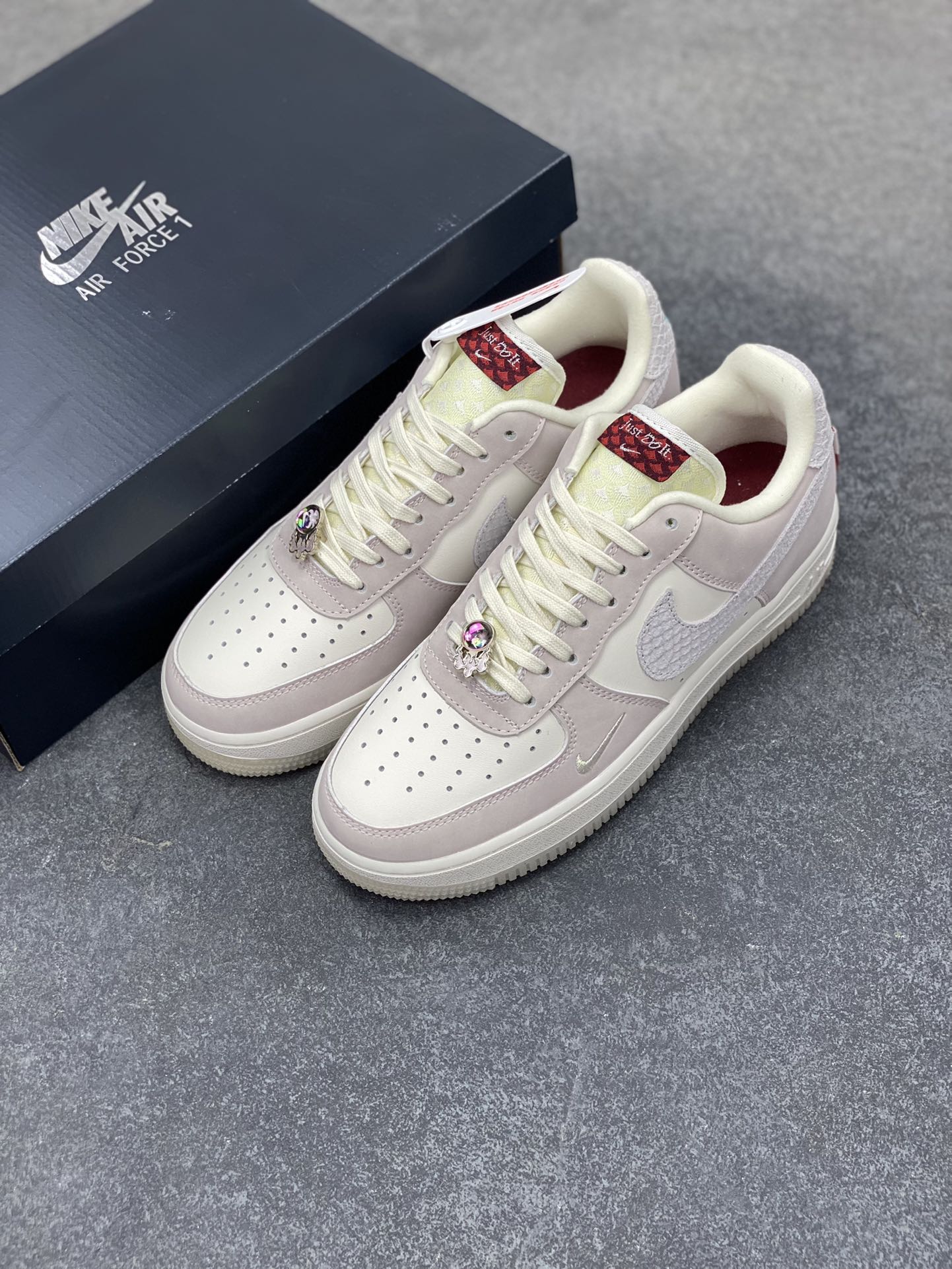 图片[8]-福利特价 Air Force 1 \’07 Low 米白粉龙年 原楦头原纸板 打造纯正空军版型 #专注外贸渠道 全掌内置蜂窝气垫 #原盒配件 原厂中底钢印、拉帮完美 货号：FZ5066-111 尺码：36 36.5 37.5 38 38.5 39 40 40.5 41 42 42.5 43 44 44.5 45-选品中心