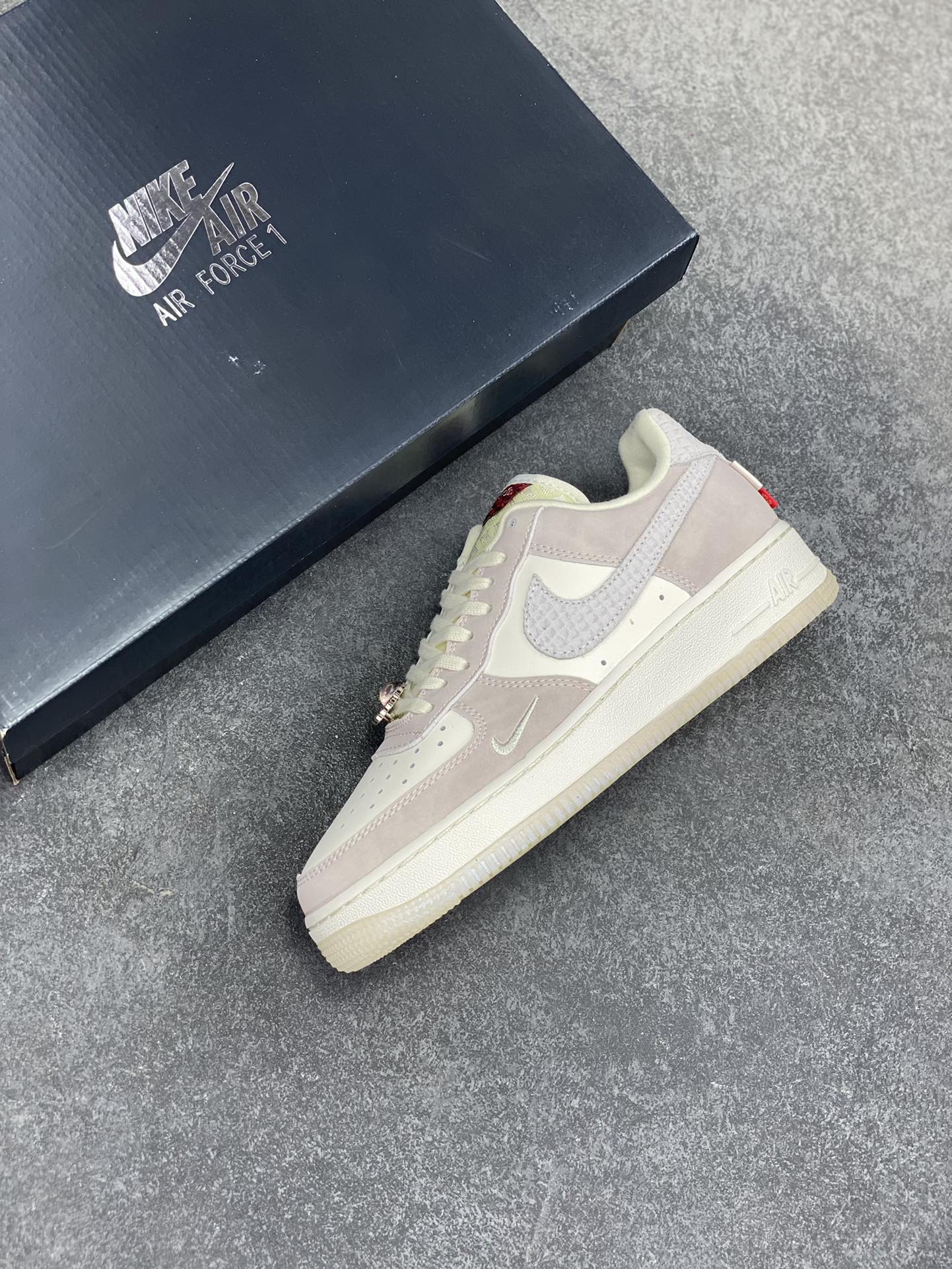 图片[7]-福利特价 Air Force 1 \’07 Low 米白粉龙年 原楦头原纸板 打造纯正空军版型 #专注外贸渠道 全掌内置蜂窝气垫 #原盒配件 原厂中底钢印、拉帮完美 货号：FZ5066-111 尺码：36 36.5 37.5 38 38.5 39 40 40.5 41 42 42.5 43 44 44.5 45-选品中心