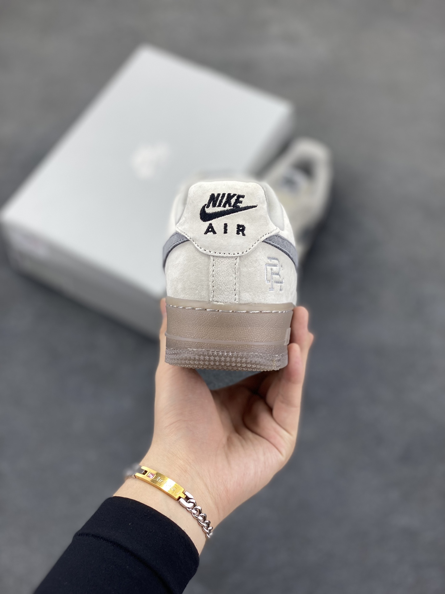 图片[4]-福利特价 Air Force 1 ‘07 Low 卫冕冠军 原楦头原纸板 打造纯正空军版型 #专注外贸渠道 全掌内置蜂窝气垫 #原盒配件 原厂中底钢印、拉帮完美 货号：AA1117-118 尺码：35.5 36 36.5 37.5 38 38.5 39 40 40.5 41 42 42.5 43 44 44.5 45-选品中心