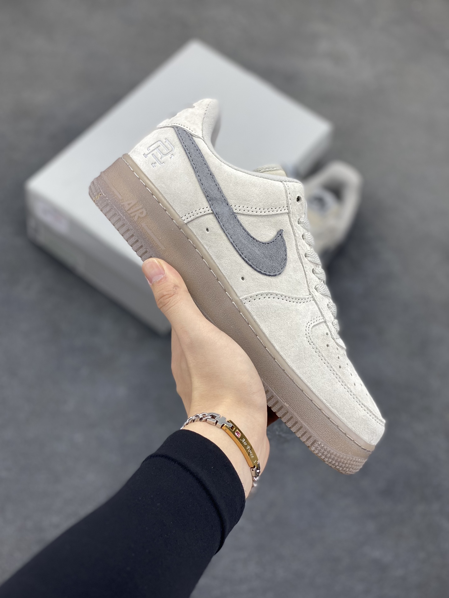 福利特价 Air Force 1 ‘07 Low 卫冕冠军 原楦头原纸板 打造纯正空军版型 #专注外贸渠道 全掌内置蜂窝气垫 #原盒配件 原厂中底钢印、拉帮完美 货号:AA1117-118 尺码:35.5 36 36.5 37.5 38 38.5 39 40 40.5 41 42 42.5 43 44 44.5 45-选品中心
