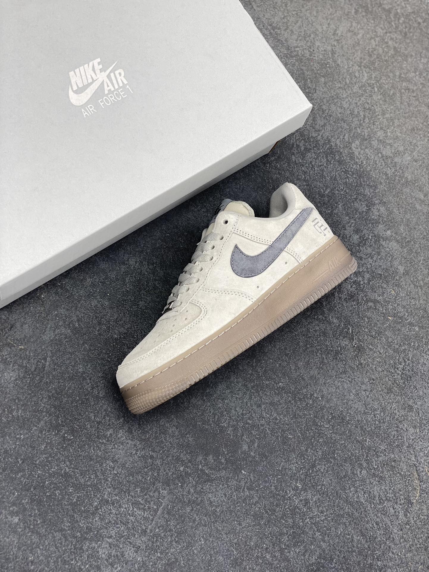 图片[7]-福利特价 Air Force 1 ‘07 Low 卫冕冠军 原楦头原纸板 打造纯正空军版型 #专注外贸渠道 全掌内置蜂窝气垫 #原盒配件 原厂中底钢印、拉帮完美 货号：AA1117-118 尺码：35.5 36 36.5 37.5 38 38.5 39 40 40.5 41 42 42.5 43 44 44.5 45-选品中心