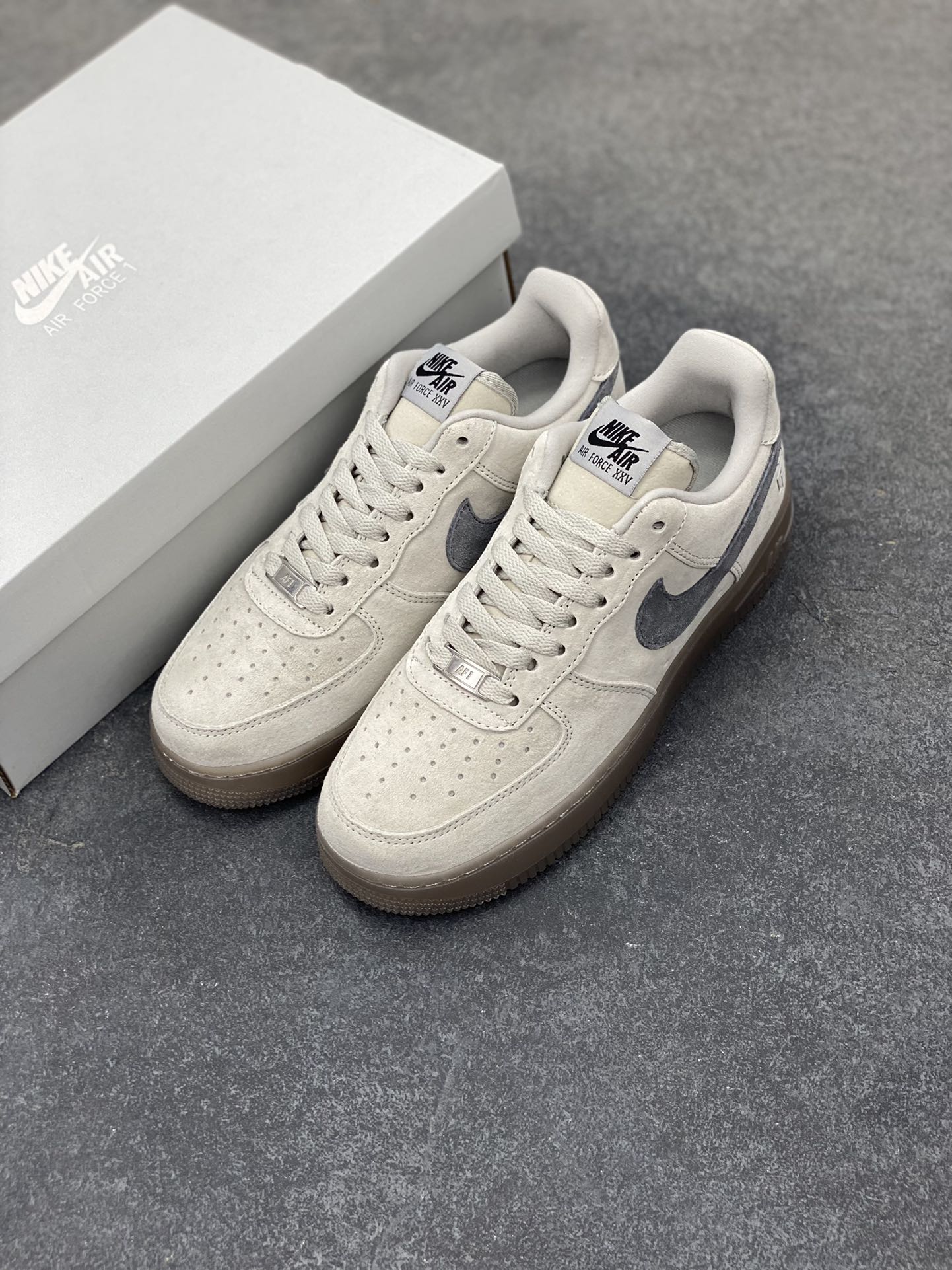 图片[8]-福利特价 Air Force 1 ‘07 Low 卫冕冠军 原楦头原纸板 打造纯正空军版型 #专注外贸渠道 全掌内置蜂窝气垫 #原盒配件 原厂中底钢印、拉帮完美 货号：AA1117-118 尺码：35.5 36 36.5 37.5 38 38.5 39 40 40.5 41 42 42.5 43 44 44.5 45-选品中心