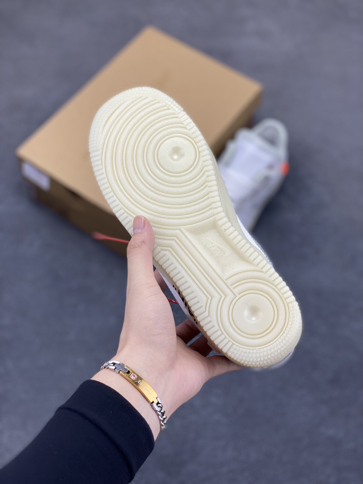 图片[5]-福利特价 夺人眼球Off-White x Nike Air Force 1 Low \”Volt\” 2.0空军一号经典百搭低帮休闲运动板鞋“OW纯白灰橘”Off-White™与 NikeLab 最新打造的 Air Force 1 Low 全新配色「Volt」，Air Force 1 Low 的鞋身与中底都是米色色调，以签名式的橘红色 “Zip-Tie” 和 “AIR” 字样点缀 货号：AO4606-100 尺码：36 36.5 37.5 38 38.5 39 40 40.5 41 42 42.5 43 44 44.5 45-选品中心