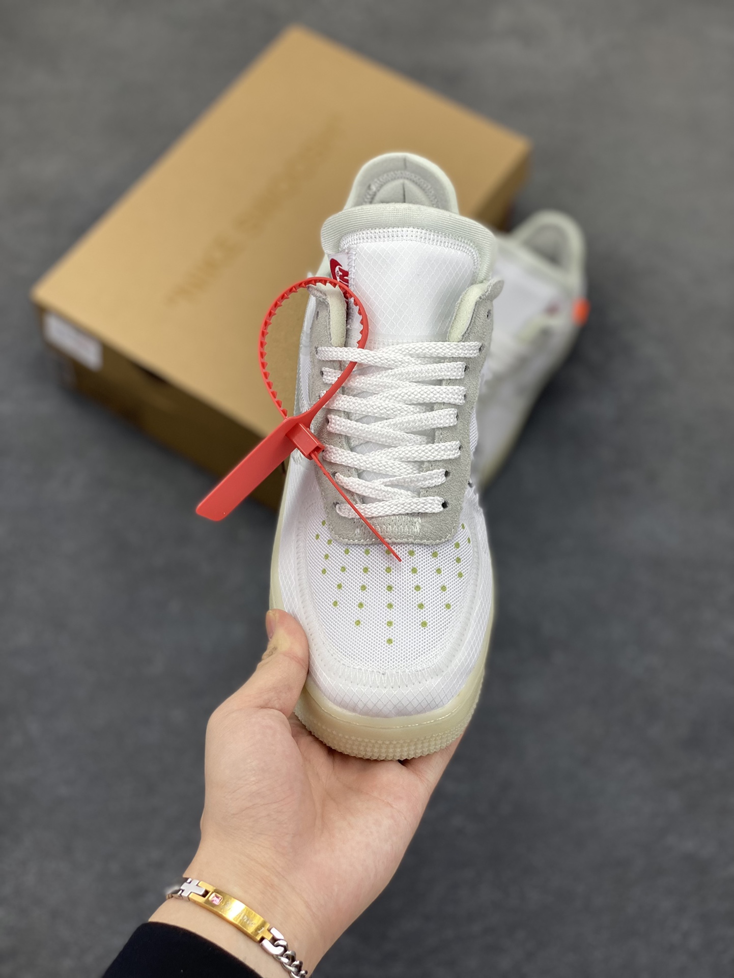 图片[2]-福利特价 夺人眼球Off-White x Nike Air Force 1 Low \”Volt\” 2.0空军一号经典百搭低帮休闲运动板鞋“OW纯白灰橘”Off-White™与 NikeLab 最新打造的 Air Force 1 Low 全新配色「Volt」，Air Force 1 Low 的鞋身与中底都是米色色调，以签名式的橘红色 “Zip-Tie” 和 “AIR” 字样点缀 货号：AO4606-100 尺码：36 36.5 37.5 38 38.5 39 40 40.5 41 42 42.5 43 44 44.5 45-选品中心