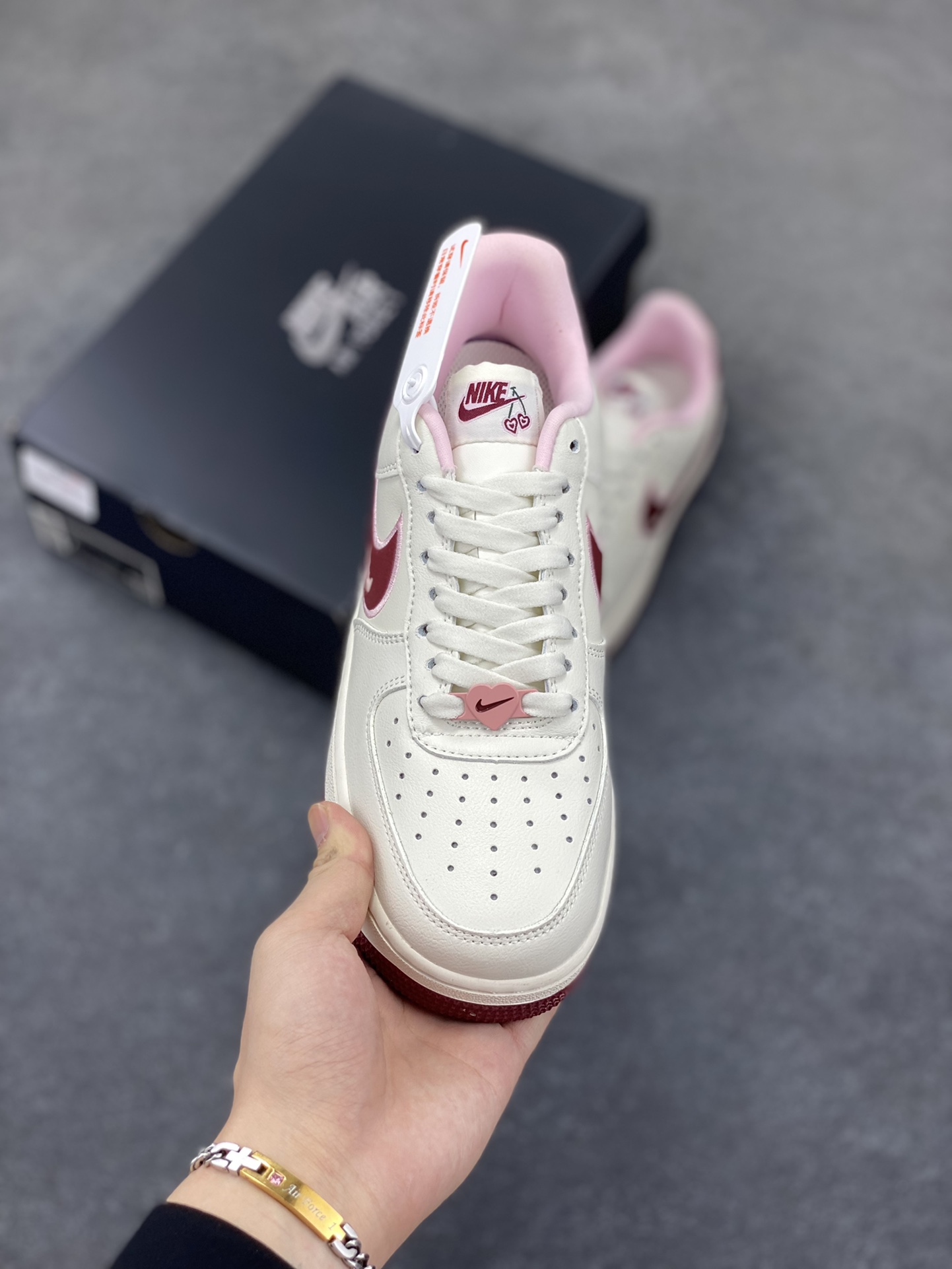 图片[2]-福利特价 Nk Air Force 1\’07 Low \”Valentine\’s Day\” 樱桃味 情人节限定 空军一号低帮休闲板鞋 #鞋款采用sail、粉色和红色配色，在鞋身各个部位饰有心形细节。心形樱桃应该是2023年的全新心形设计，挂在Swoosh 的尾部，在鞋舌logo和鞋垫上重复出现。 货号：FD4616-161 尺码：35.5 36 36.5 37.5 38 38.5 39 40 40.5 41 42 42.5 43 44-选品中心