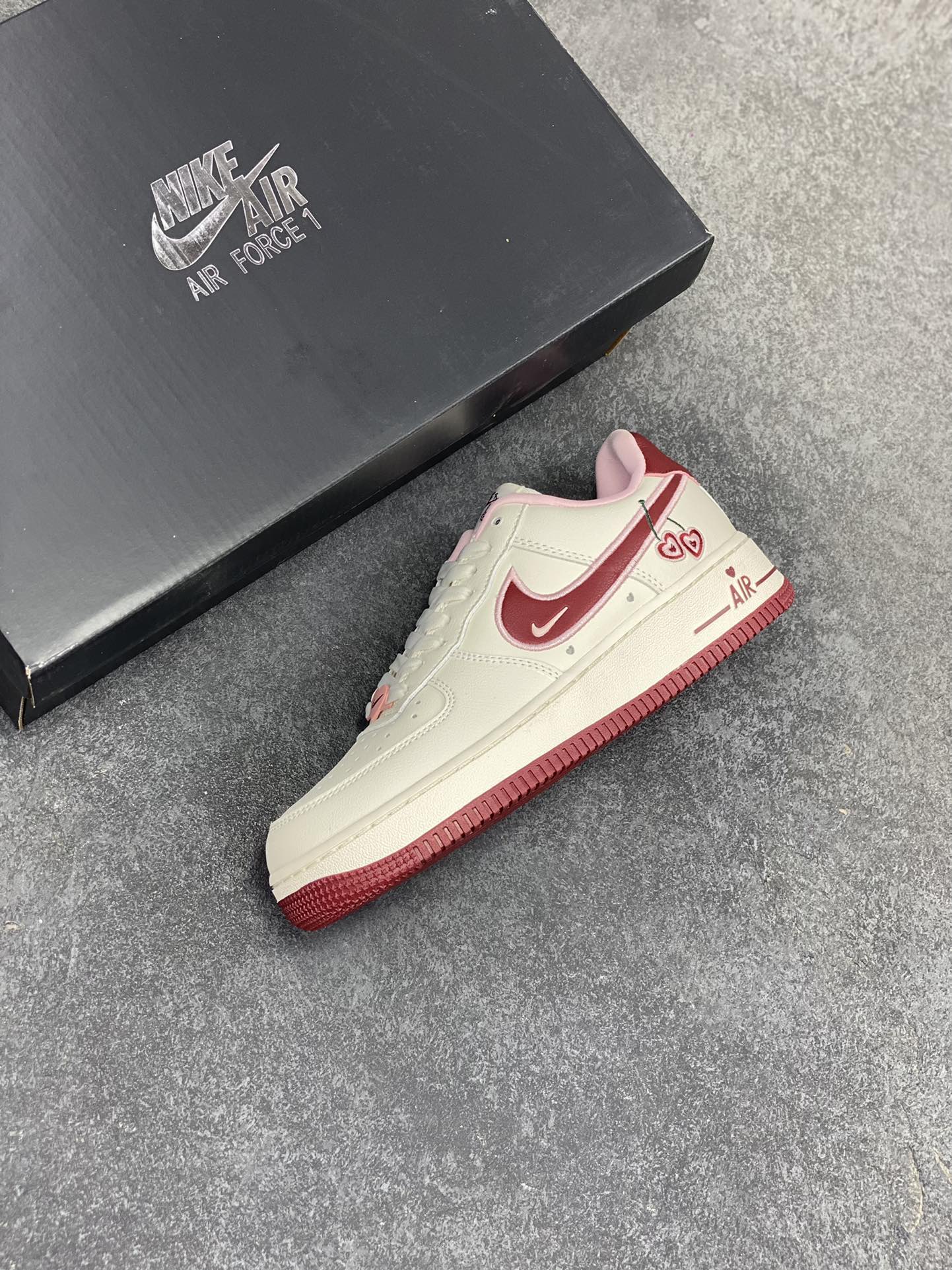 图片[7]-福利特价 Nk Air Force 1\’07 Low \”Valentine\’s Day\” 樱桃味 情人节限定 空军一号低帮休闲板鞋 #鞋款采用sail、粉色和红色配色，在鞋身各个部位饰有心形细节。心形樱桃应该是2023年的全新心形设计，挂在Swoosh 的尾部，在鞋舌logo和鞋垫上重复出现。 货号：FD4616-161 尺码：35.5 36 36.5 37.5 38 38.5 39 40 40.5 41 42 42.5 43 44-选品中心