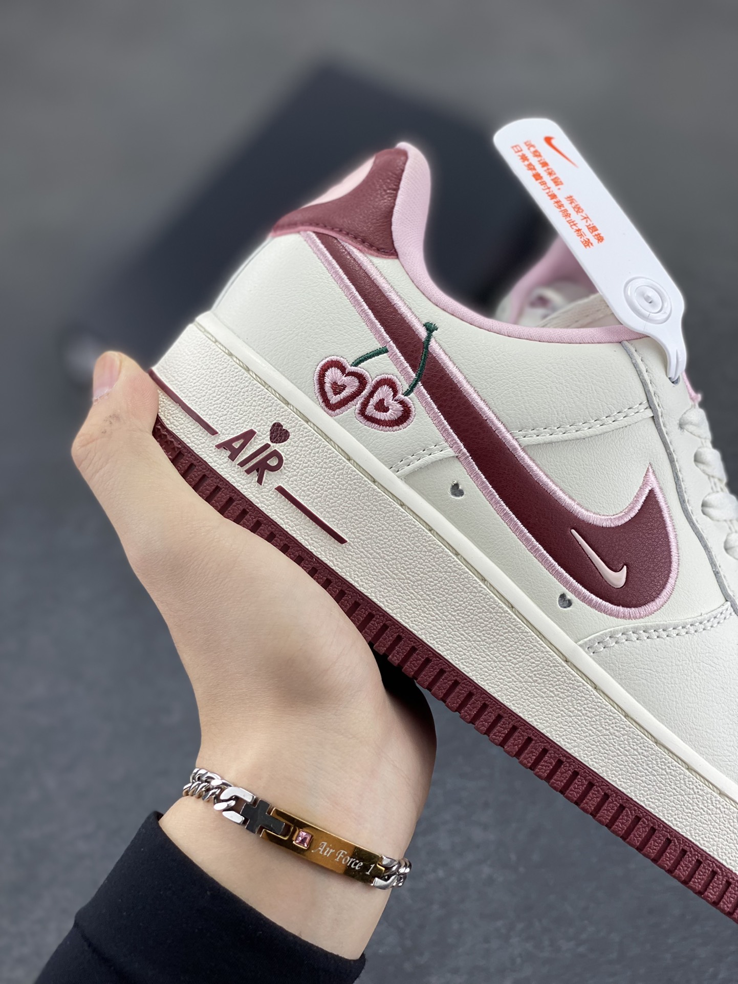 图片[6]-福利特价 Nk Air Force 1\’07 Low \”Valentine\’s Day\” 樱桃味 情人节限定 空军一号低帮休闲板鞋 #鞋款采用sail、粉色和红色配色，在鞋身各个部位饰有心形细节。心形樱桃应该是2023年的全新心形设计，挂在Swoosh 的尾部，在鞋舌logo和鞋垫上重复出现。 货号：FD4616-161 尺码：35.5 36 36.5 37.5 38 38.5 39 40 40.5 41 42 42.5 43 44-选品中心