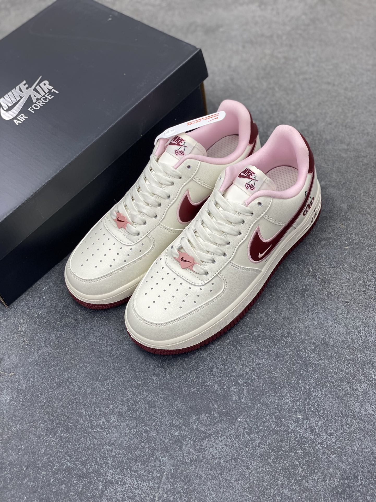 图片[8]-福利特价 Nk Air Force 1\’07 Low \”Valentine\’s Day\” 樱桃味 情人节限定 空军一号低帮休闲板鞋 #鞋款采用sail、粉色和红色配色，在鞋身各个部位饰有心形细节。心形樱桃应该是2023年的全新心形设计，挂在Swoosh 的尾部，在鞋舌logo和鞋垫上重复出现。 货号：FD4616-161 尺码：35.5 36 36.5 37.5 38 38.5 39 40 40.5 41 42 42.5 43 44-选品中心