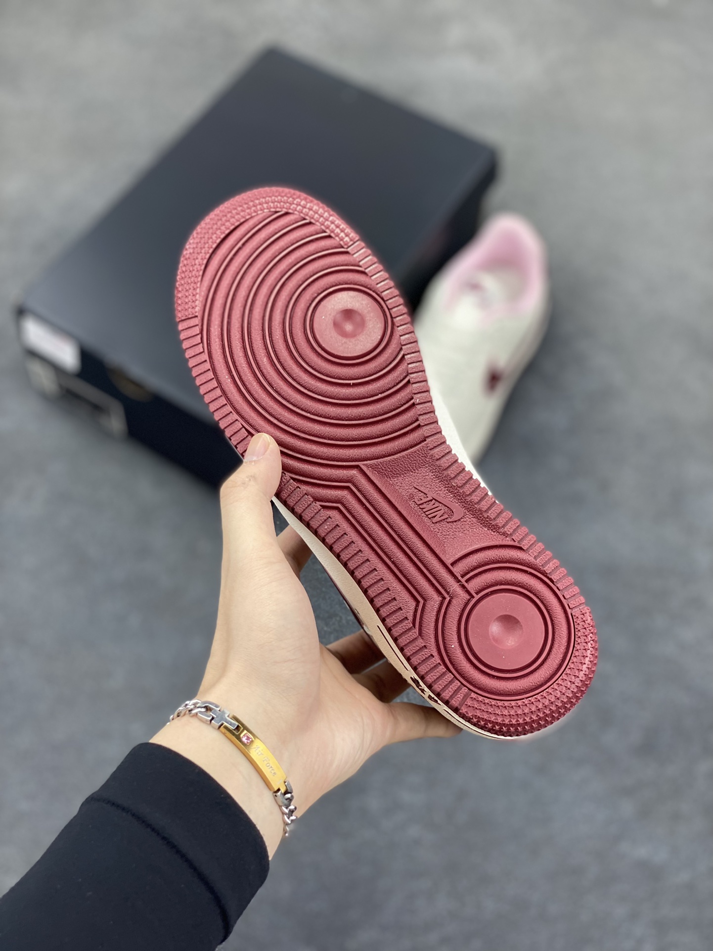 图片[5]-福利特价 Nk Air Force 1\’07 Low \”Valentine\’s Day\” 樱桃味 情人节限定 空军一号低帮休闲板鞋 #鞋款采用sail、粉色和红色配色，在鞋身各个部位饰有心形细节。心形樱桃应该是2023年的全新心形设计，挂在Swoosh 的尾部，在鞋舌logo和鞋垫上重复出现。 货号：FD4616-161 尺码：35.5 36 36.5 37.5 38 38.5 39 40 40.5 41 42 42.5 43 44-选品中心