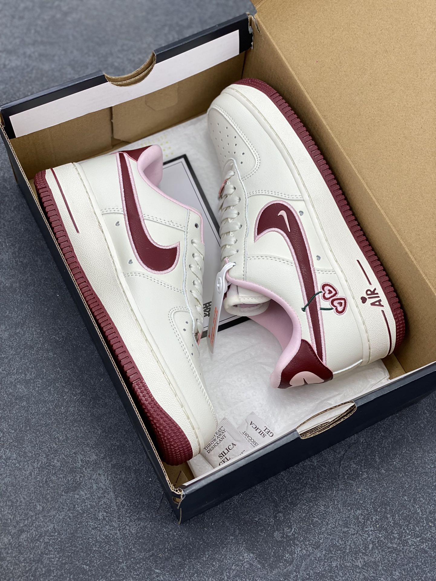 图片[9]-福利特价 Nk Air Force 1\’07 Low \”Valentine\’s Day\” 樱桃味 情人节限定 空军一号低帮休闲板鞋 #鞋款采用sail、粉色和红色配色，在鞋身各个部位饰有心形细节。心形樱桃应该是2023年的全新心形设计，挂在Swoosh 的尾部，在鞋舌logo和鞋垫上重复出现。 货号：FD4616-161 尺码：35.5 36 36.5 37.5 38 38.5 39 40 40.5 41 42 42.5 43 44-选品中心