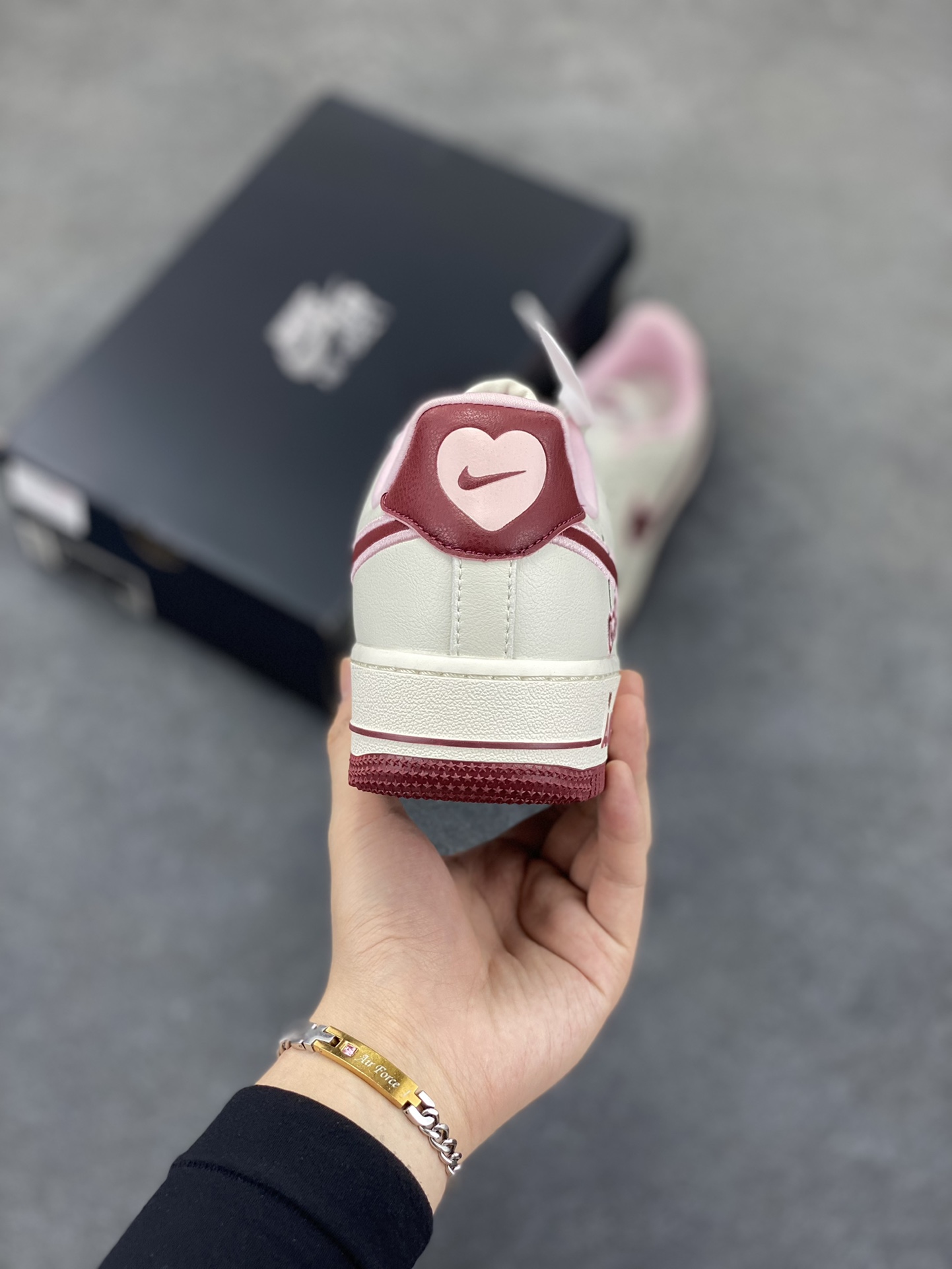 图片[4]-福利特价 Nk Air Force 1\’07 Low \”Valentine\’s Day\” 樱桃味 情人节限定 空军一号低帮休闲板鞋 #鞋款采用sail、粉色和红色配色，在鞋身各个部位饰有心形细节。心形樱桃应该是2023年的全新心形设计，挂在Swoosh 的尾部，在鞋舌logo和鞋垫上重复出现。 货号：FD4616-161 尺码：35.5 36 36.5 37.5 38 38.5 39 40 40.5 41 42 42.5 43 44-选品中心