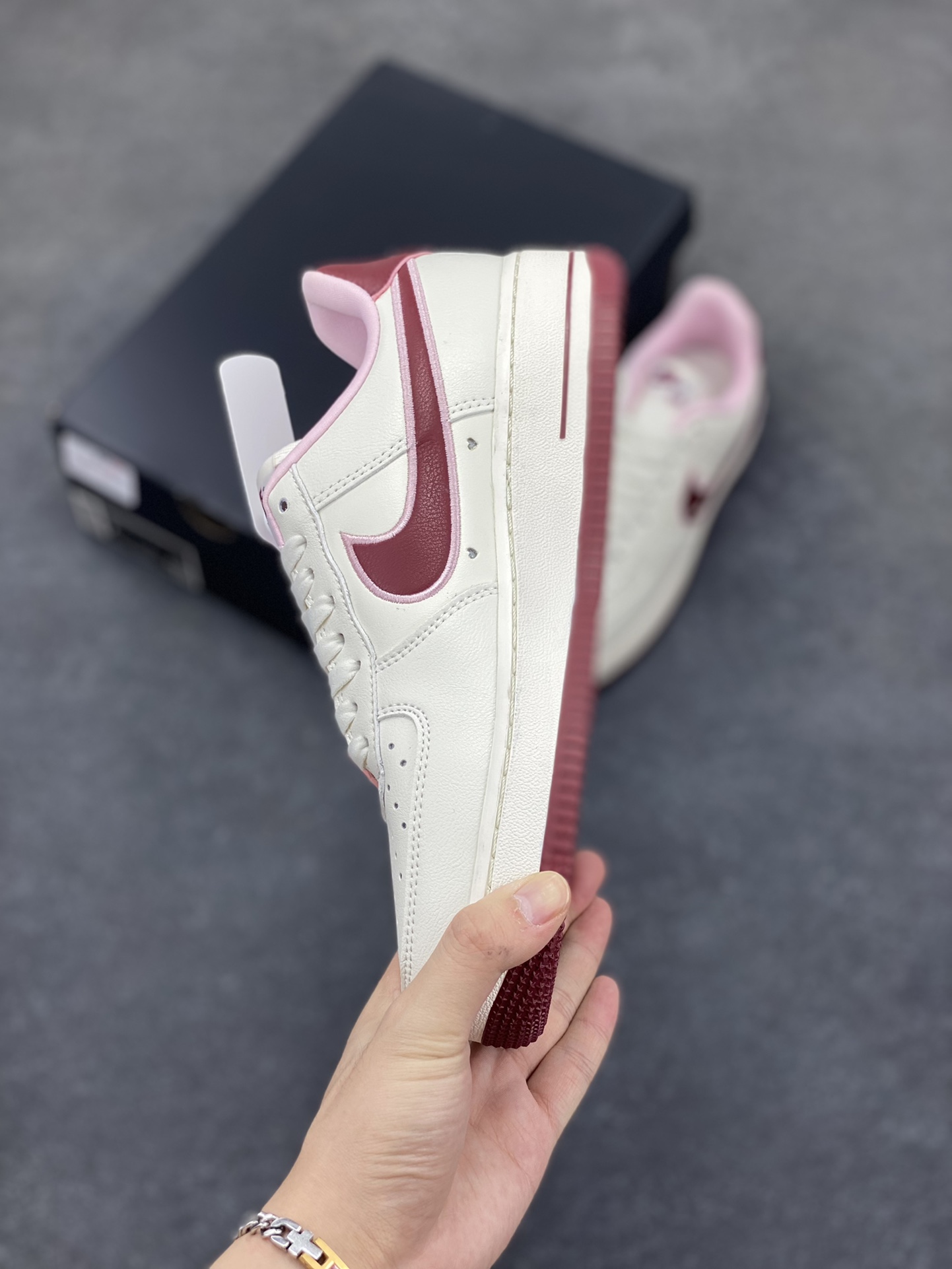 图片[3]-福利特价 Nk Air Force 1\’07 Low \”Valentine\’s Day\” 樱桃味 情人节限定 空军一号低帮休闲板鞋 #鞋款采用sail、粉色和红色配色，在鞋身各个部位饰有心形细节。心形樱桃应该是2023年的全新心形设计，挂在Swoosh 的尾部，在鞋舌logo和鞋垫上重复出现。 货号：FD4616-161 尺码：35.5 36 36.5 37.5 38 38.5 39 40 40.5 41 42 42.5 43 44-选品中心