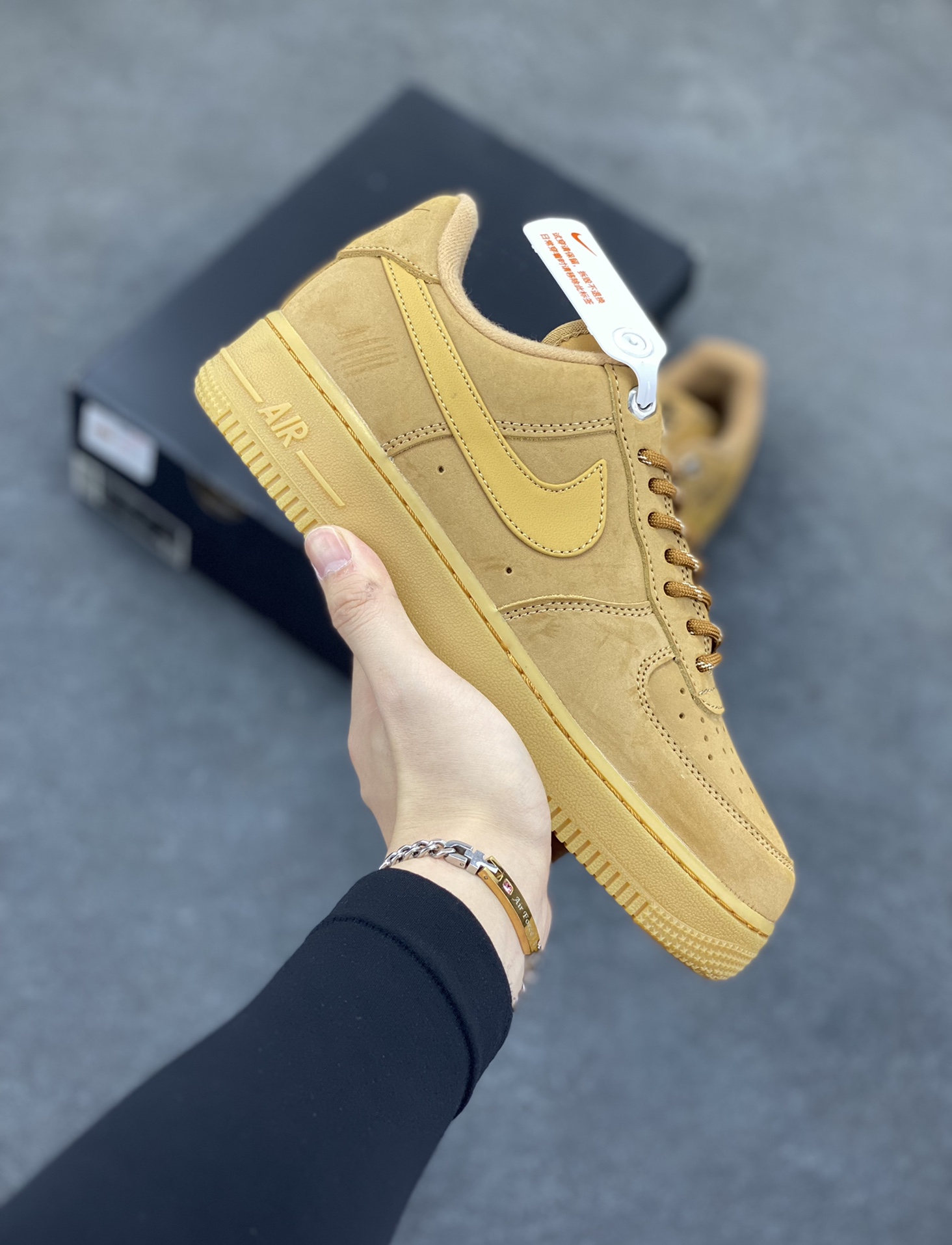 福利特价 Air Force 1 Low 07 LV8”Wheat / Flax“小麦空军一号低帮 小麦色牛巴革打造鞋面 生胶鞋底与鞋面风格协调一致 搭配同色系尼龙鞋带 侧身皮质Swoosh Logo进一步体现两双鞋的独特魅力 货号：CJ9179-200 尺码：36 36.5 37.5 38 38.5 39 40 40.5 41 42 42.5 43 44 44.5 45-选品中心