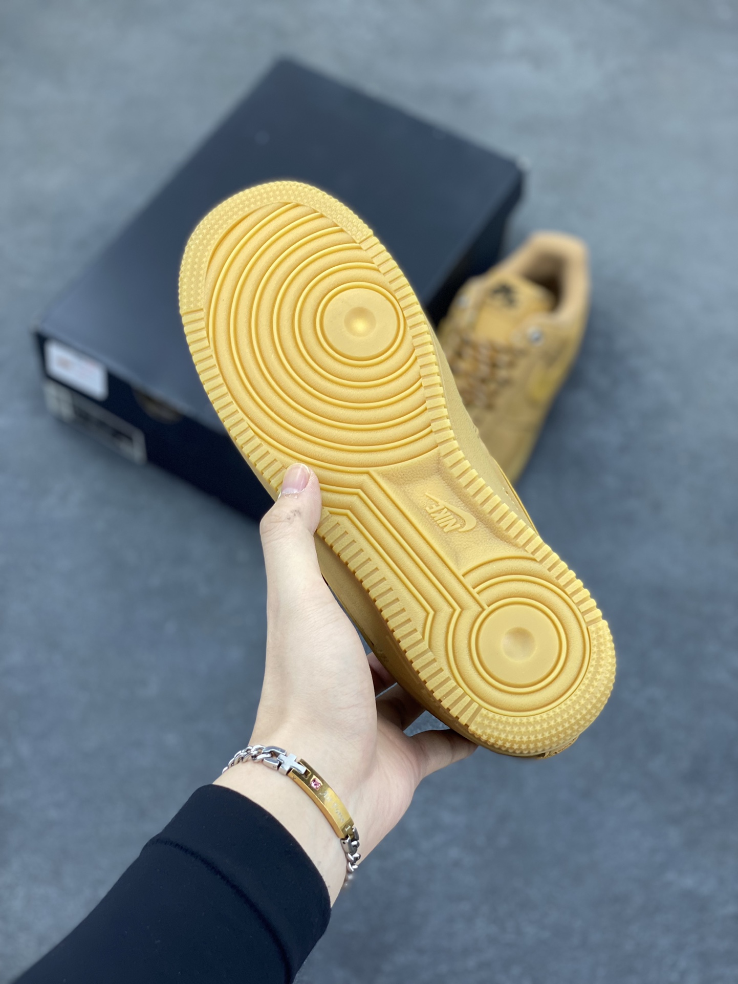 图片[5]-福利特价 Air Force 1 Low 07 LV8”Wheat / Flax“小麦空军一号低帮 小麦色牛巴革打造鞋面 生胶鞋底与鞋面风格协调一致 搭配同色系尼龙鞋带 侧身皮质Swoosh Logo进一步体现两双鞋的独特魅力 货号：CJ9179-200 尺码：36 36.5 37.5 38 38.5 39 40 40.5 41 42 42.5 43 44 44.5 45-选品中心
