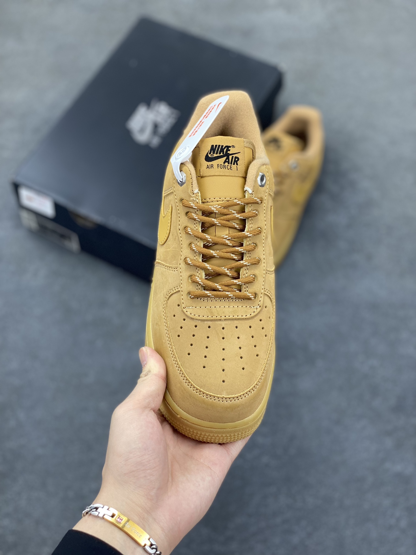 图片[2]-福利特价 Air Force 1 Low 07 LV8”Wheat / Flax“小麦空军一号低帮 小麦色牛巴革打造鞋面 生胶鞋底与鞋面风格协调一致 搭配同色系尼龙鞋带 侧身皮质Swoosh Logo进一步体现两双鞋的独特魅力 货号：CJ9179-200 尺码：36 36.5 37.5 38 38.5 39 40 40.5 41 42 42.5 43 44 44.5 45-选品中心