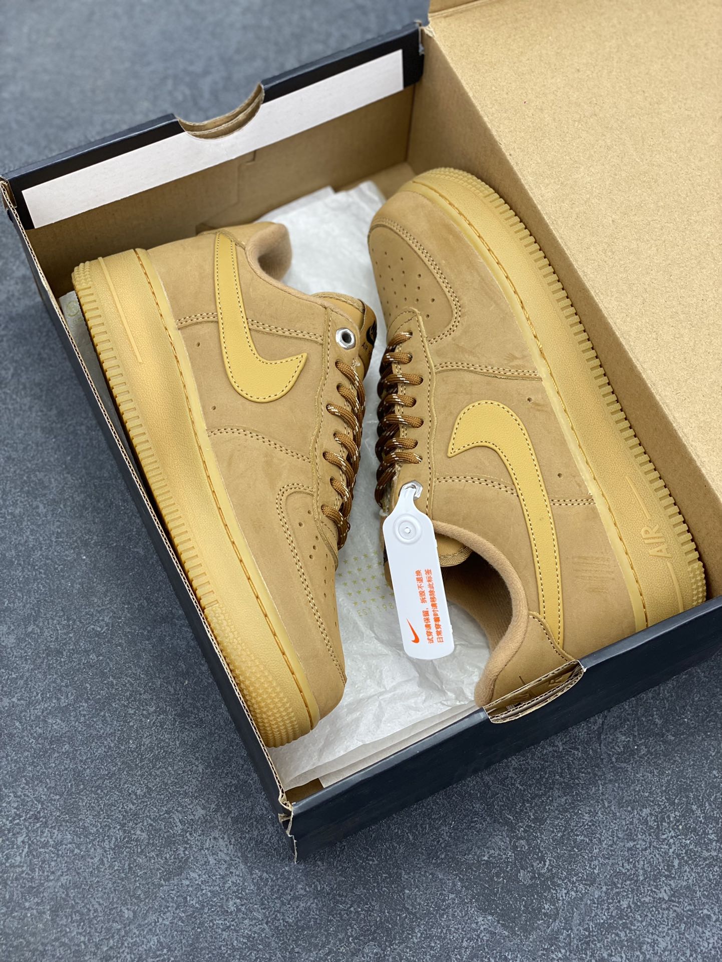 图片[9]-福利特价 Air Force 1 Low 07 LV8”Wheat / Flax“小麦空军一号低帮 小麦色牛巴革打造鞋面 生胶鞋底与鞋面风格协调一致 搭配同色系尼龙鞋带 侧身皮质Swoosh Logo进一步体现两双鞋的独特魅力 货号：CJ9179-200 尺码：36 36.5 37.5 38 38.5 39 40 40.5 41 42 42.5 43 44 44.5 45-选品中心