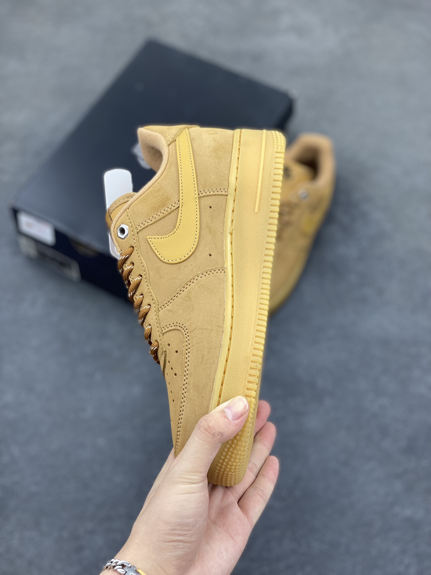 图片[3]-福利特价 Air Force 1 Low 07 LV8”Wheat / Flax“小麦空军一号低帮 小麦色牛巴革打造鞋面 生胶鞋底与鞋面风格协调一致 搭配同色系尼龙鞋带 侧身皮质Swoosh Logo进一步体现两双鞋的独特魅力 货号：CJ9179-200 尺码：36 36.5 37.5 38 38.5 39 40 40.5 41 42 42.5 43 44 44.5 45-选品中心