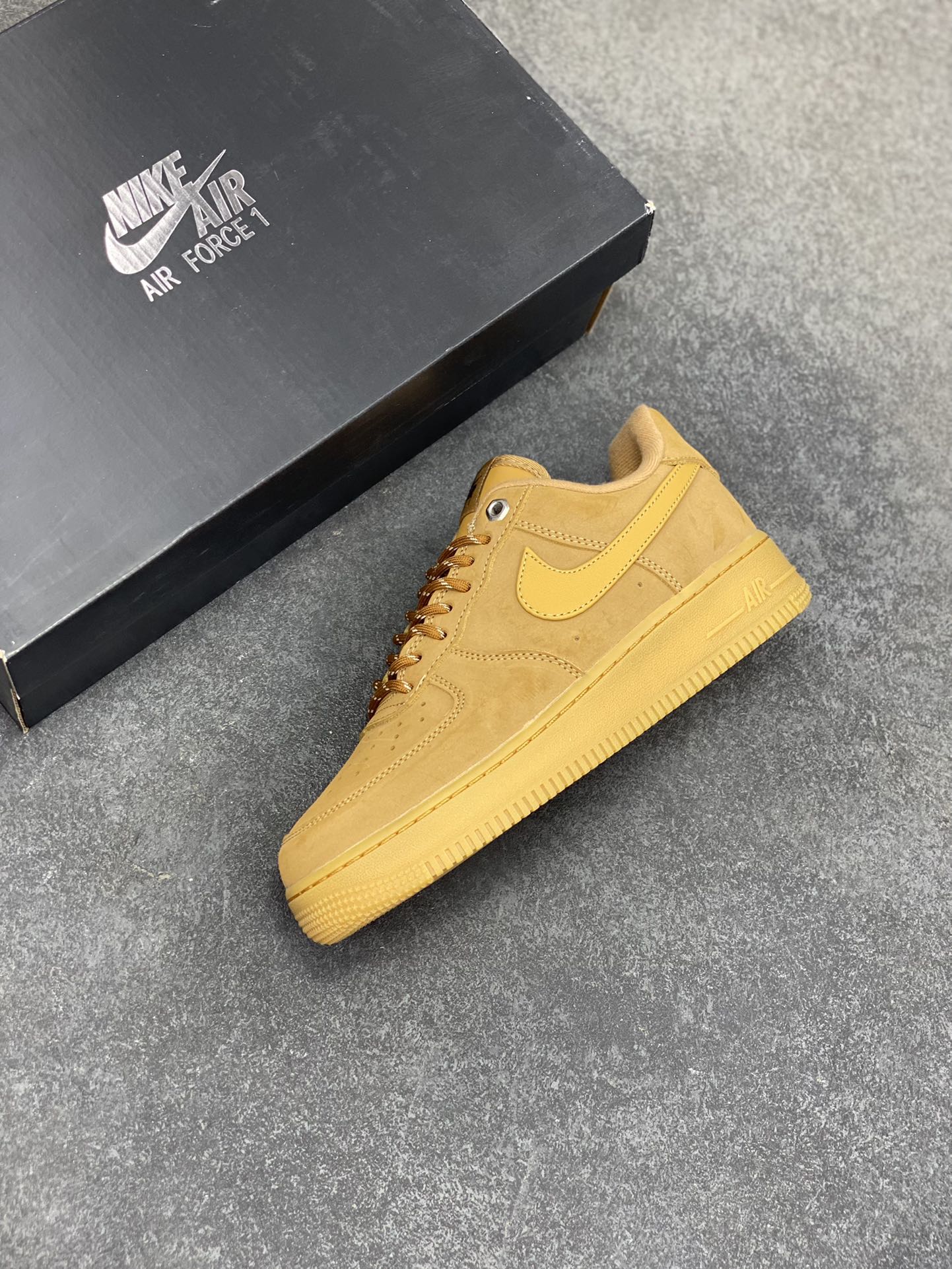 图片[7]-福利特价 Air Force 1 Low 07 LV8”Wheat / Flax“小麦空军一号低帮 小麦色牛巴革打造鞋面 生胶鞋底与鞋面风格协调一致 搭配同色系尼龙鞋带 侧身皮质Swoosh Logo进一步体现两双鞋的独特魅力 货号：CJ9179-200 尺码：36 36.5 37.5 38 38.5 39 40 40.5 41 42 42.5 43 44 44.5 45-选品中心