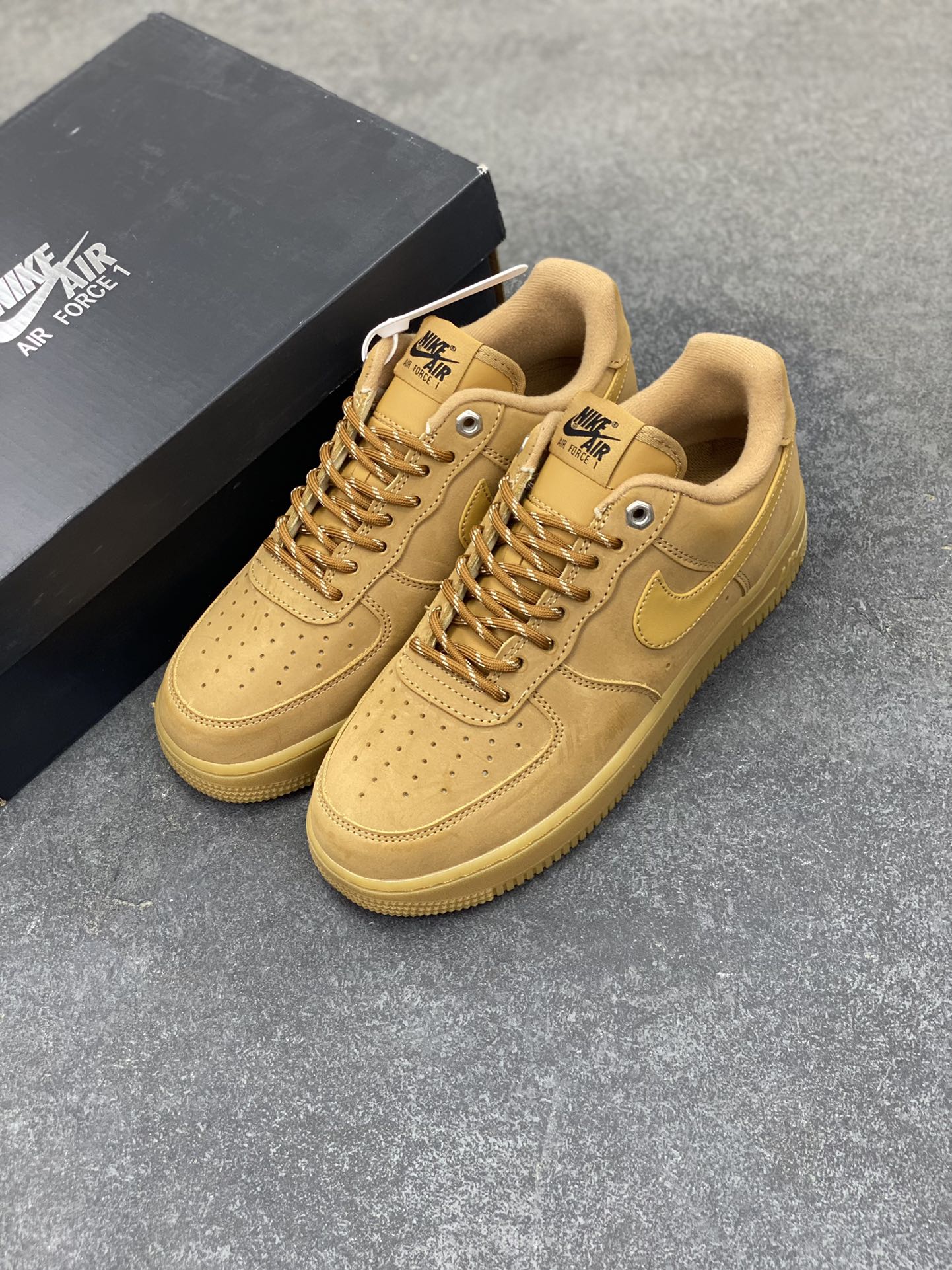 图片[8]-福利特价 Air Force 1 Low 07 LV8”Wheat / Flax“小麦空军一号低帮 小麦色牛巴革打造鞋面 生胶鞋底与鞋面风格协调一致 搭配同色系尼龙鞋带 侧身皮质Swoosh Logo进一步体现两双鞋的独特魅力 货号：CJ9179-200 尺码：36 36.5 37.5 38 38.5 39 40 40.5 41 42 42.5 43 44 44.5 45-选品中心