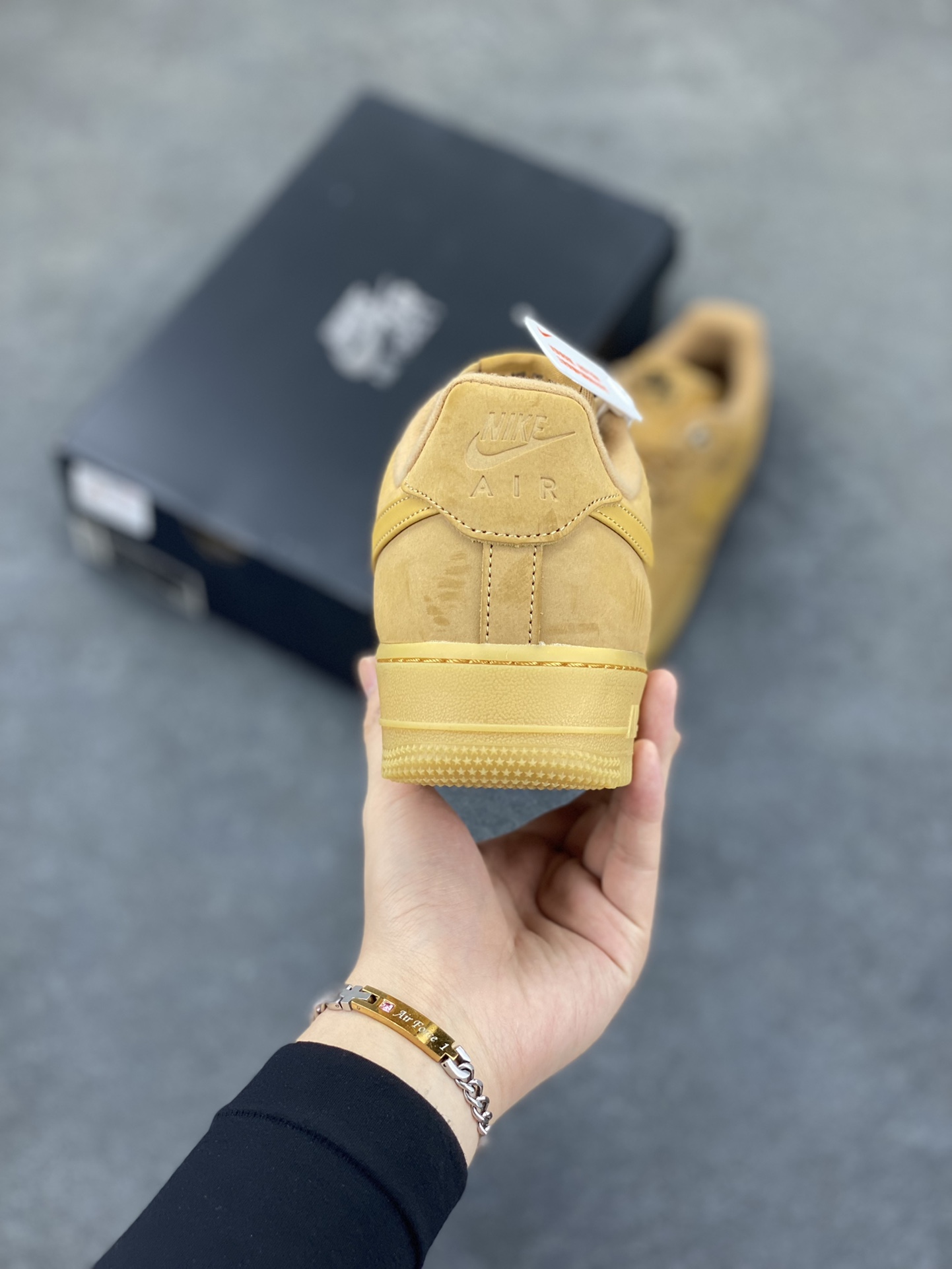 图片[4]-福利特价 Air Force 1 Low 07 LV8”Wheat / Flax“小麦空军一号低帮 小麦色牛巴革打造鞋面 生胶鞋底与鞋面风格协调一致 搭配同色系尼龙鞋带 侧身皮质Swoosh Logo进一步体现两双鞋的独特魅力 货号：CJ9179-200 尺码：36 36.5 37.5 38 38.5 39 40 40.5 41 42 42.5 43 44 44.5 45-选品中心