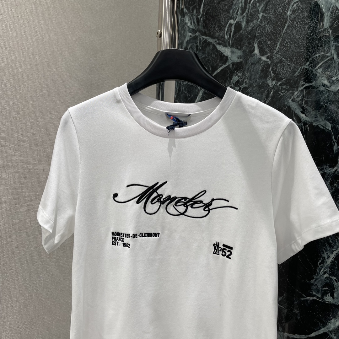 
蒙口 25早秋新款 刺绣字母T恤 胸前刺绣字母徽标装饰 花体风格随性自由 彰显高级格调 单穿内搭都出彩