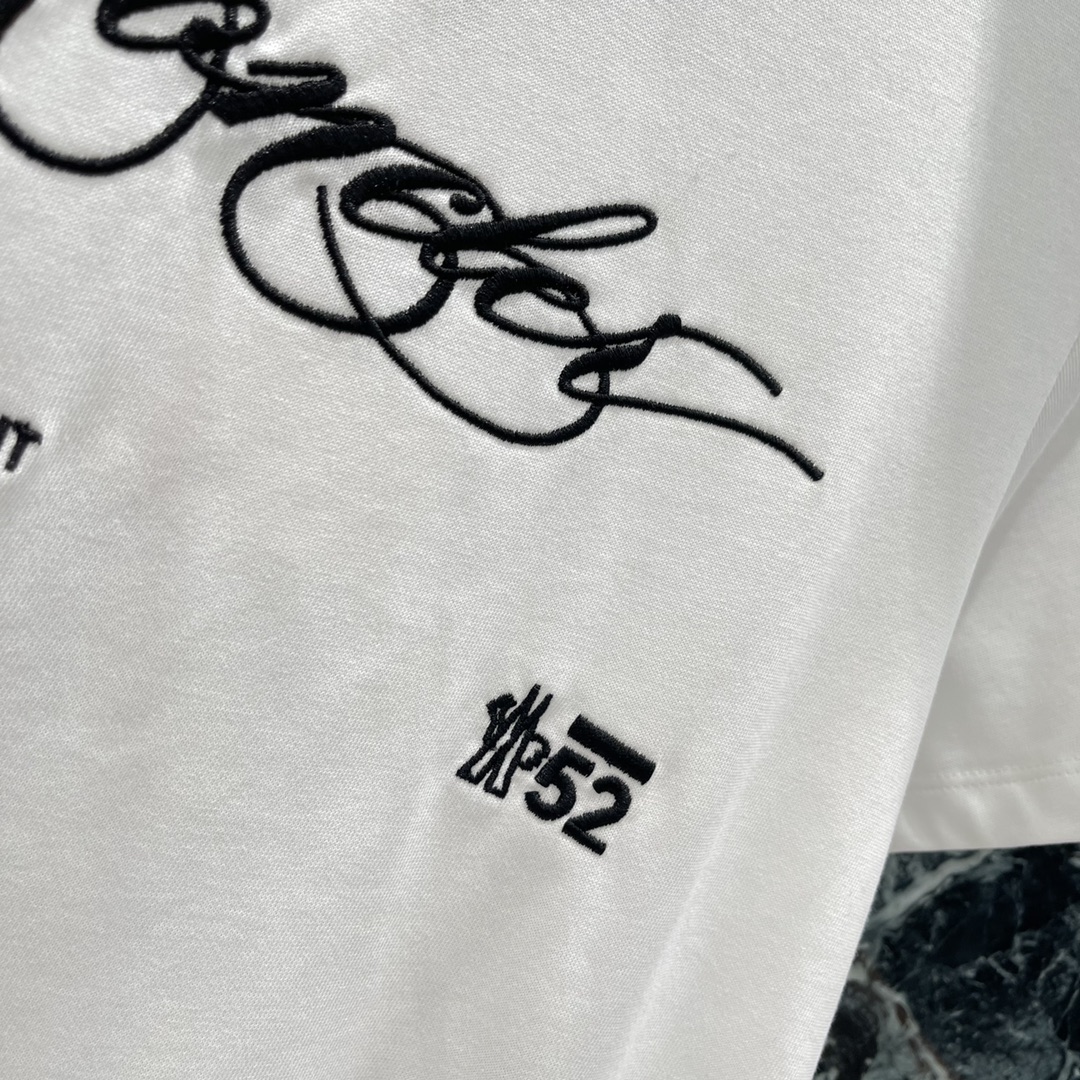 
蒙口 25早秋新款 刺绣字母T恤 胸前刺绣字母徽标装饰 花体风格随性自由 彰显高级格调 单穿内搭都出彩