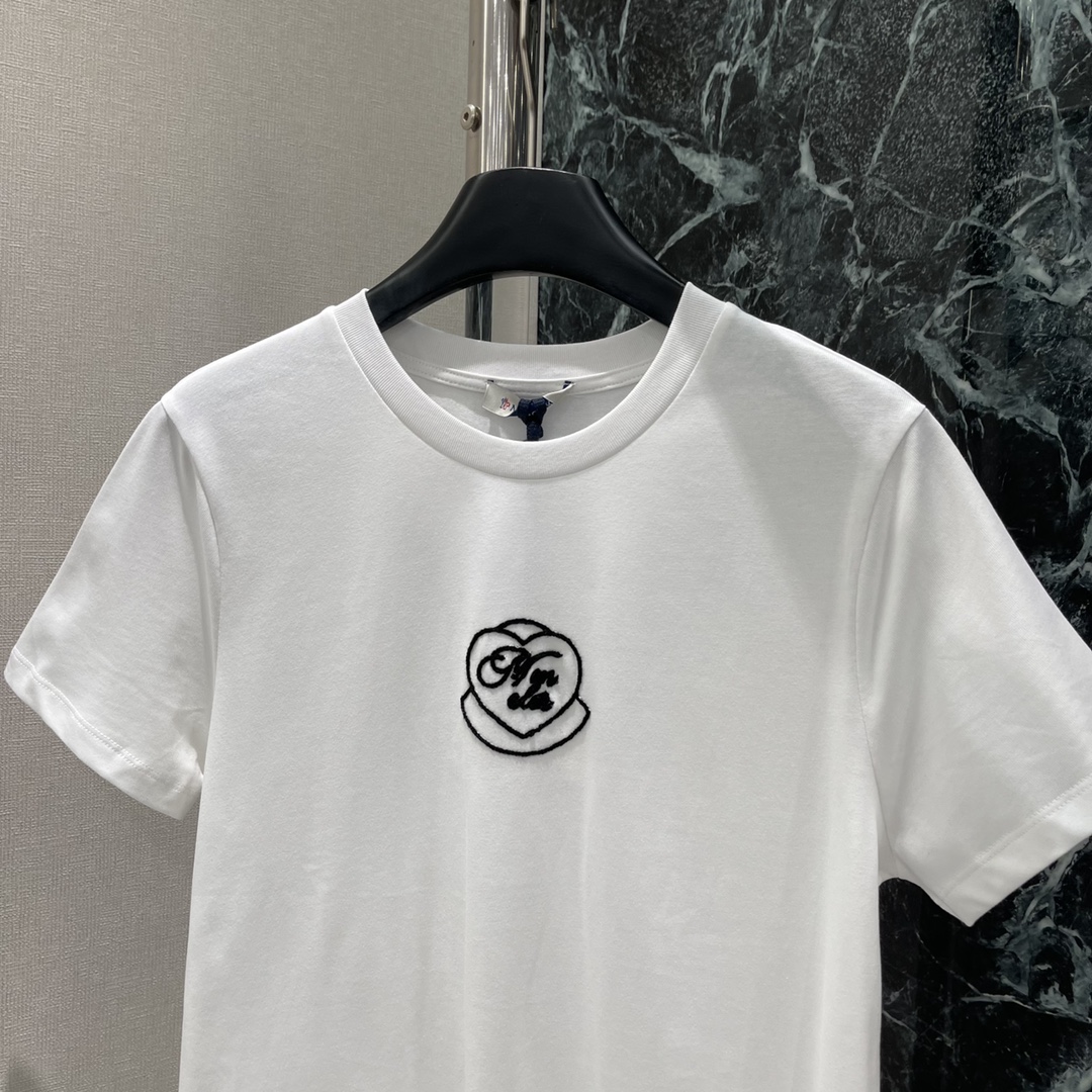 
蒙口 25早秋新款 刺绣爱心字母T恤 居中胸前刺绣工艺还原爱心外框内置字母slogan 品牌自带的时尚