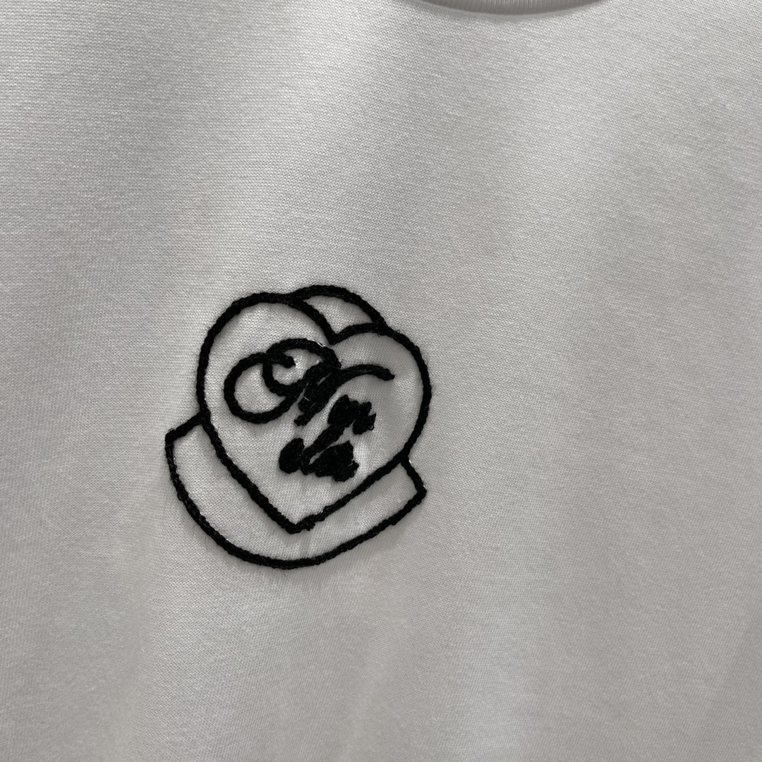
蒙口 25早秋新款 刺绣爱心字母T恤 居中胸前刺绣工艺还原爱心外框内置字母slogan 品牌自带的时尚