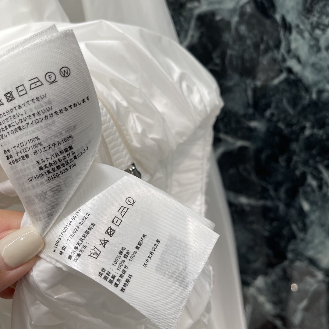 
蒙口 25早秋新款 立领双拉链夹克外套 花苞外套版型压褶设计与防晒棉涤面料多重拼接 松紧包裹袖口侧袖徽