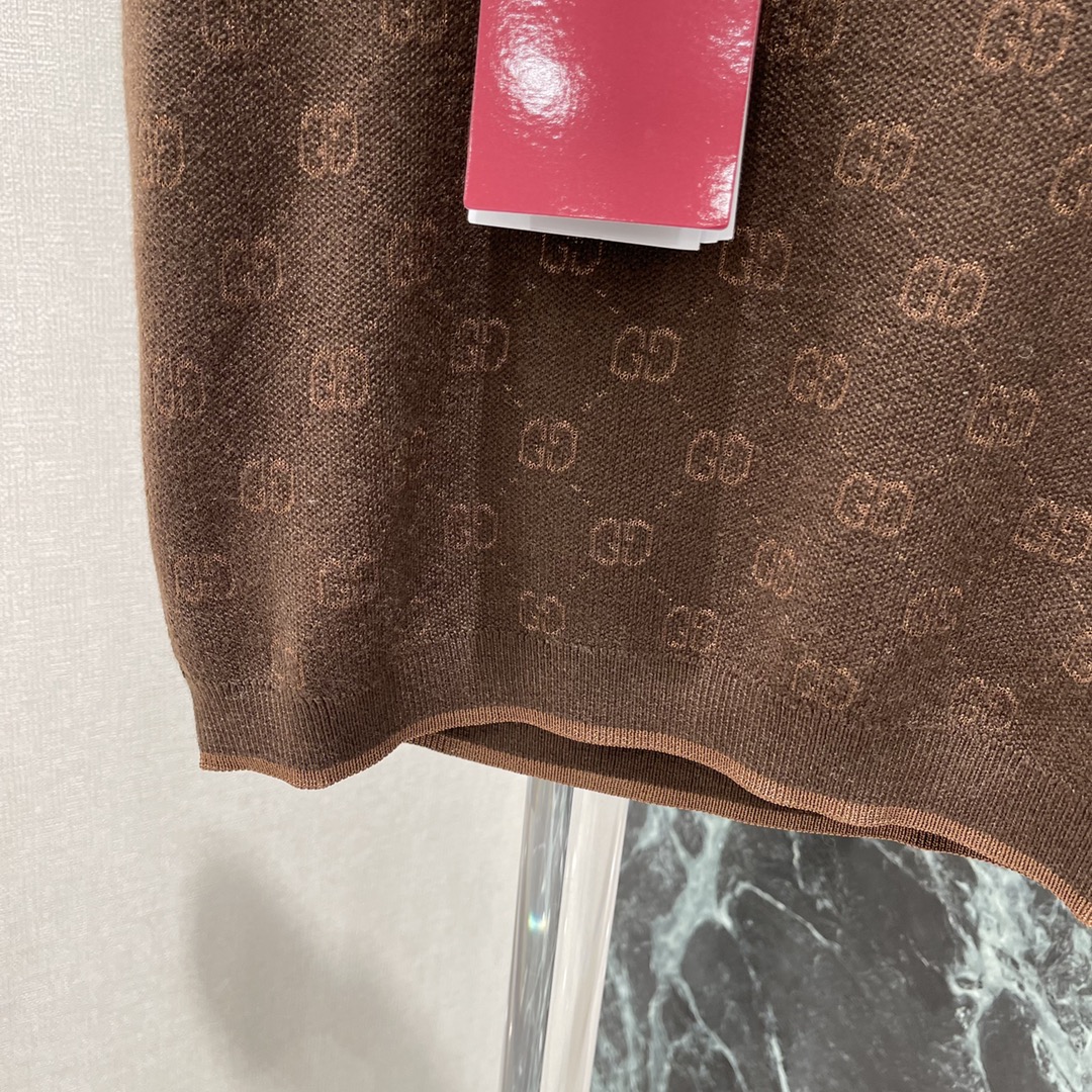 
G家 25早秋新款 老花满 logo针织背心  通体印花图案 非常有设计感 高质量女性必须要有的一件开