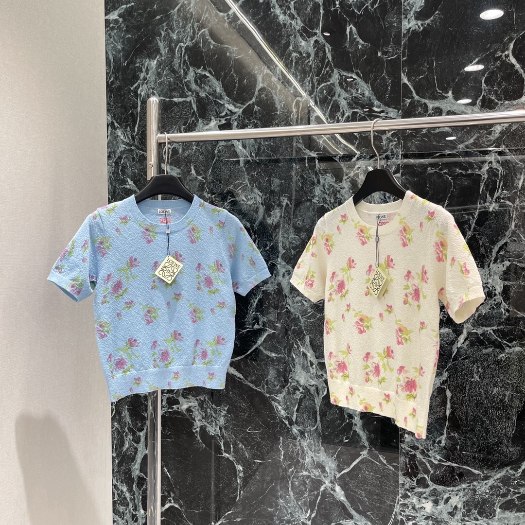 
罗意威 25早秋新款 碎花针织短袖 通体粉绿碎花图案满铺风格清新夏日必备展示品牌调性百搭款式不挑年龄肤