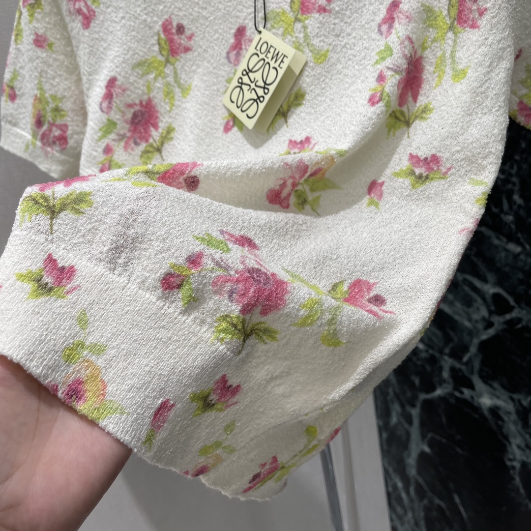 
罗意威 25早秋新款 碎花针织短袖 通体粉绿碎花图案满铺风格清新夏日必备展示品牌调性百搭款式不挑年龄肤