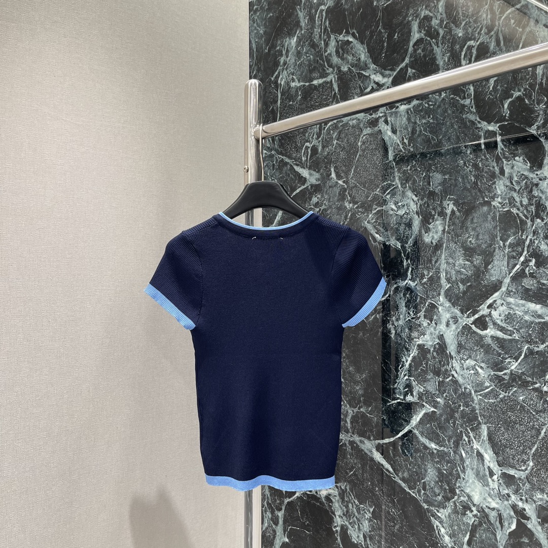 
PD 25早秋新款 撞色针织短袖 胸前字母徽标装饰展现品牌调性丰富视觉效果常规版型上身尽显简单高级时髦