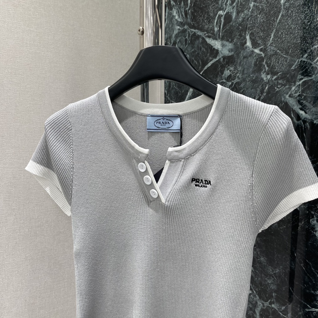 
PD 25早秋新款 撞色针织短袖 胸前字母徽标装饰展现品牌调性丰富视觉效果常规版型上身尽显简单高级时髦