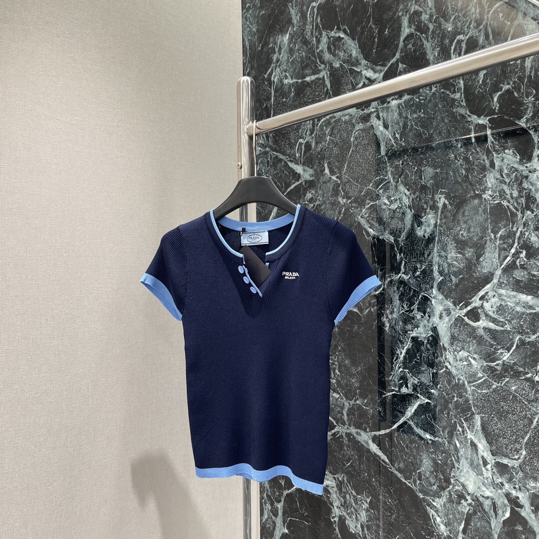 
PD 25早秋新款 撞色针织短袖 胸前字母徽标装饰展现品牌调性丰富视觉效果常规版型上身尽显简单高级时髦