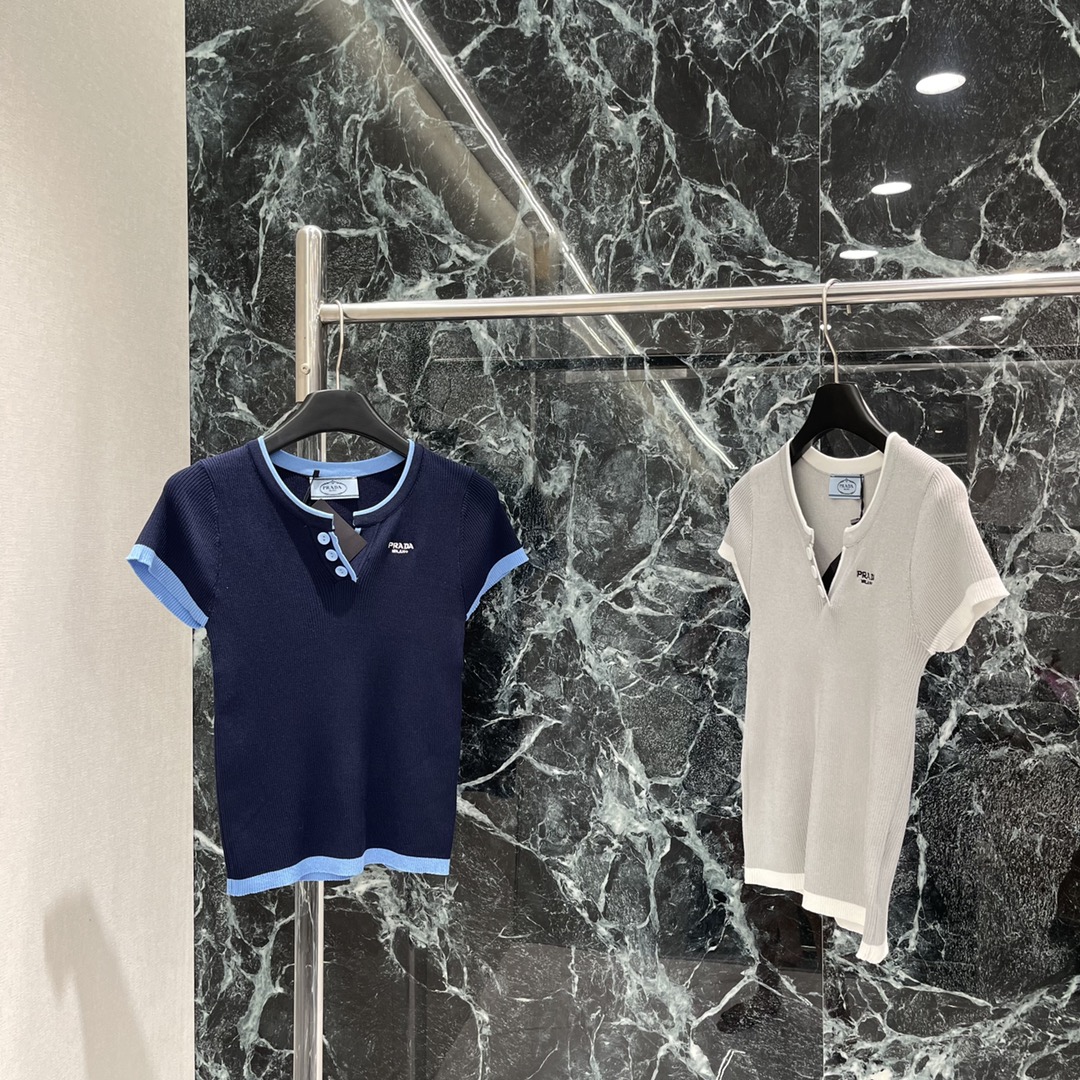
PD 25早秋新款 撞色针织短袖 胸前字母徽标装饰展现品牌调性丰富视觉效果常规版型上身尽显简单高级时髦