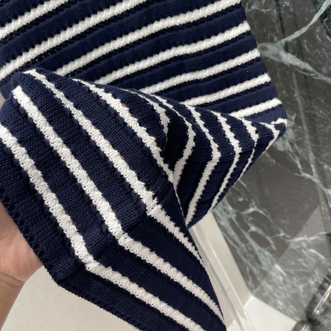 
PD 25早秋新款 三角标条纹针织编织背心裙 后背三角标专属logo贴标小细节 A字版型上身显瘦时尚!