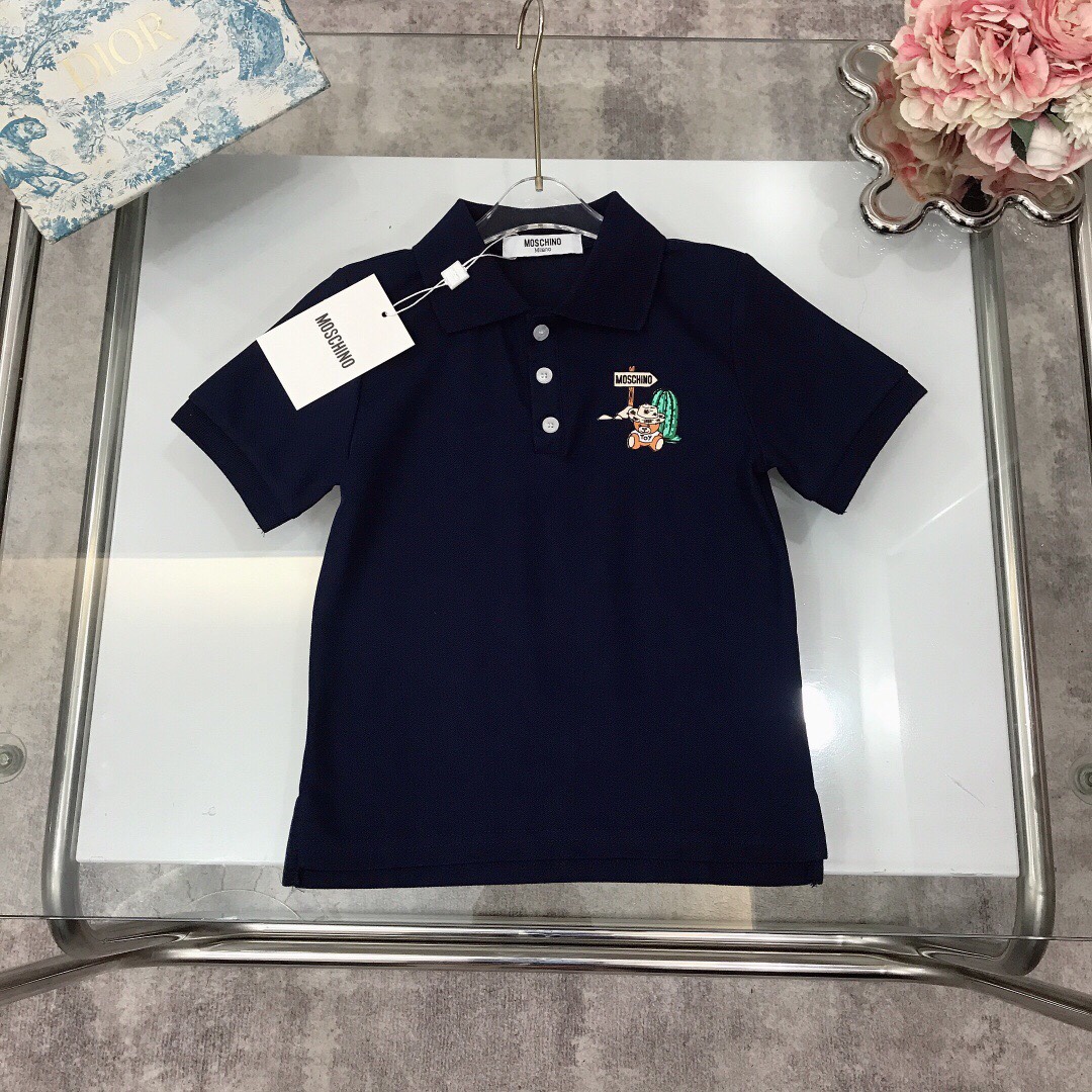NO:338096,【Spot shipment】Moschin* The same style for the counter ~ Lapel Polo shirt short sleeves High-density solid color woven neckline design with offset printing on the chest three-dimensional bear logo pattern Shell replica logo button accessories Cotton and linen fabric ~ Super soft and delicate pearl mesh cotton, full of elasticity Use imported high-end custom customized with elastic pearl floor cotton fabric sedition High-end fashionable style The upper body effect is very good Color navy blue On white Size-on-white Size--120-130-140-150 [CM] Requires counter packaging, clothes, T-shirt,19860909【现货发】  Moschin* 专柜同款～ 翻领Polo衫短袖 高密度纯色系织带领口设计搭配胸前胶印立体小熊logo图案 贝壳复刻logo纽扣配件 棉麻面料打造～超柔软细腻珠地网眼棉质 弹性十足 采用进口高端定制定制附有弹性珠地棉面料裁制 高级时髦款 上身效果非常好 颜色藏蓝色 米白色 尺码--120-130-140-150【CM】 需要专柜包装元,衣服,T-shirt,,Children's