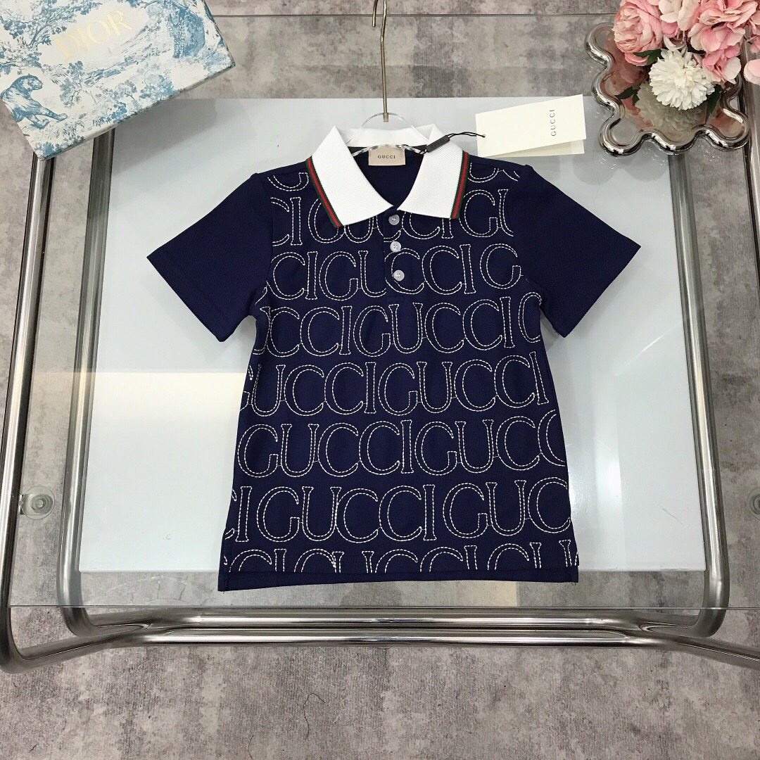 NO:338104,[Spot shipment] GUCC* The same style for the counter ~ Lapel Polo shirt short sleeves High-density solid color woven neckline design with comprehensive bright line double GG three-dimensional pattern Shell replica logo button accessories Cotton linen fabric ~ super soft and delicate pearl mesh cotton, full of elasticity Use imported high-end custom customized with elastic pearl floor cotton fabric sedition High-end fashionable style The upper body effect is very good Size--120-130-140-150 [CM] Requires counter packaging, clothes, gucci, T-shirt,19860909【现货发】  GUCC* 专柜同款～ 翻领Polo衫短袖 高密度纯色系织带领口设计搭配全面明线双GG立体图案 贝壳复刻logo纽扣配件 棉麻面料打造～超柔软细腻珠地网眼棉质 弹性十足 采用进口高端定制定制附有弹性珠地棉面料裁制 高级时髦款 上身效果非常好 尺码--120-130-140-150【CM】 需要专柜包装元,衣服,gucci,T-shirt,,Children's