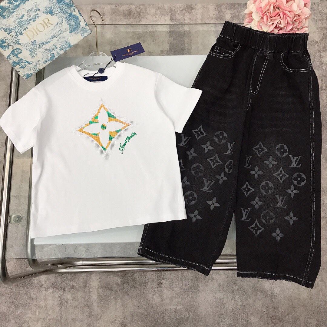 NO:338112,【Spot delivery】 Louis & Vuitto* ~ New early autumn series ~ [Printed logo short-sleeved denim trousers] Casual style Presbyterian LOGO creates a configuration logo logo. Washing craft denim color. Very soft and delicate. Soft and comfortable. Skin-friendly and not tied. Excellent upper body effect. Size size--120-130-140-150 [CM] Counter packaging 70, clothes, louis vuitton, T-shirt,19860909【现货发】   Louis & Vuitto*～早秋新款系列～【印花logo短袖牛仔长裤】休闲风格 老花LOGO打造配置logo标志 水洗工艺牛仔色 手感非常柔软细腻 柔顺舒适 亲肤不扎 上身效果极好  size尺码--120-130-140-150【CM】 专柜包装70,衣服,louis vuitton,T-shirt,,Children's