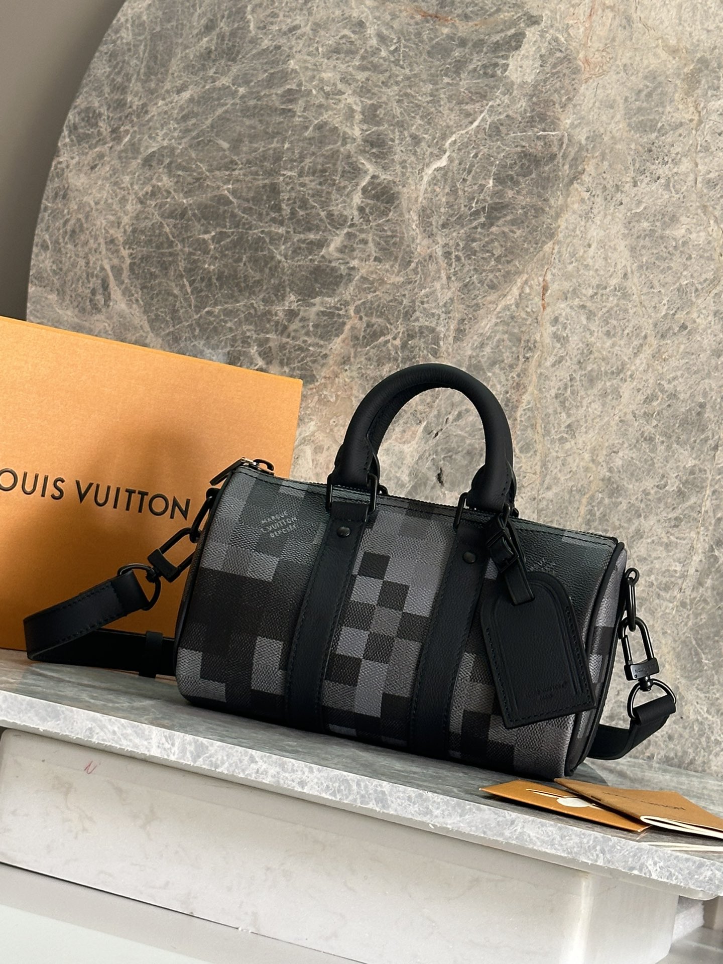 NO:386304,P【163C01 Dynamic Chip】Top Original [KEEPALL BANDOULIRE 25 Handbag] M14919 This Keepall Bandoulière 25 Handbag is made of Damoflage Black Cc coated canvas, vividly recreating the Damier Graphite pattern under the creative aesthetics of Pharrell Williams. The classic checkered pattern presents a pixelated effect and creates a unique camouflage appearance with deep tones. The top handle and removable and adjustable shoulder straps offer a variety of portable options. 15 x 11 x 25 cm, LV【Top Original List】, louis vuitton19860909P【163C01动态芯片】顶级原单【KEEPALL BANDOULIRE 25 手袋】M14919 本款 Keepall Bandoulière 25 手袋取材 Damoflage Black Cc涂层帆布,生动再现 Pharrell Williams 创意美学下的 Damier Graphite 图案.经典格纹呈现像素化效果,并以深邃色调营造别致迷彩外观.顶部手柄与可拆卸并调节的肩带提供多种背携选择. 15 x 11 x 25 厘米,LV【顶级原单】,louis vuitton,Bag