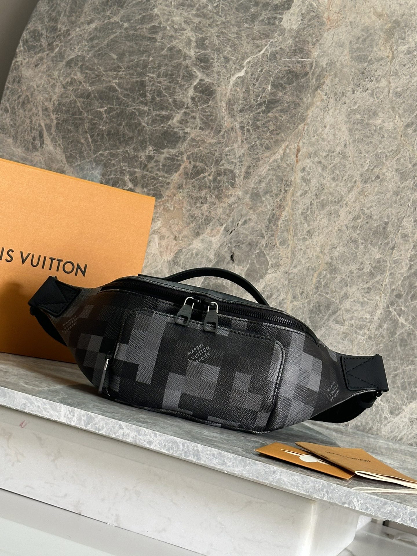 NO:386314,P【163C01 Dynamic Chip】Top original single star 【RUSH waist bag】m14920 black/mosaic This Rush waist bag presents a modern and trendy configuration with Damoflage Black Jm canvas, and the pixelated Damier pattern is laid on it to create a camouflage effect. Adjustable shoulder straps are used to achieve comfortable waist, shoulder or crossbody shape. Size 15 x 8 x 30 cm (height x width x length), LV【top original single】,louis vuitton19860909P【163C01动态芯片】顶级原单星【RUSH 腰包】 m14920 黑格/马赛克 本款 Rush 腰包以 Damoflage Black Jm帆布呈现摩登潮流构型,并将像素化 Damier 图案铺陈其上,营造迷彩效果.可调节肩带实现舒适腰挎、肩背或斜挎造型. 尺寸15 x 8 x 30 厘米 (高 x 宽 x 长度),LV【顶级原单】,louis vuitton,Bag