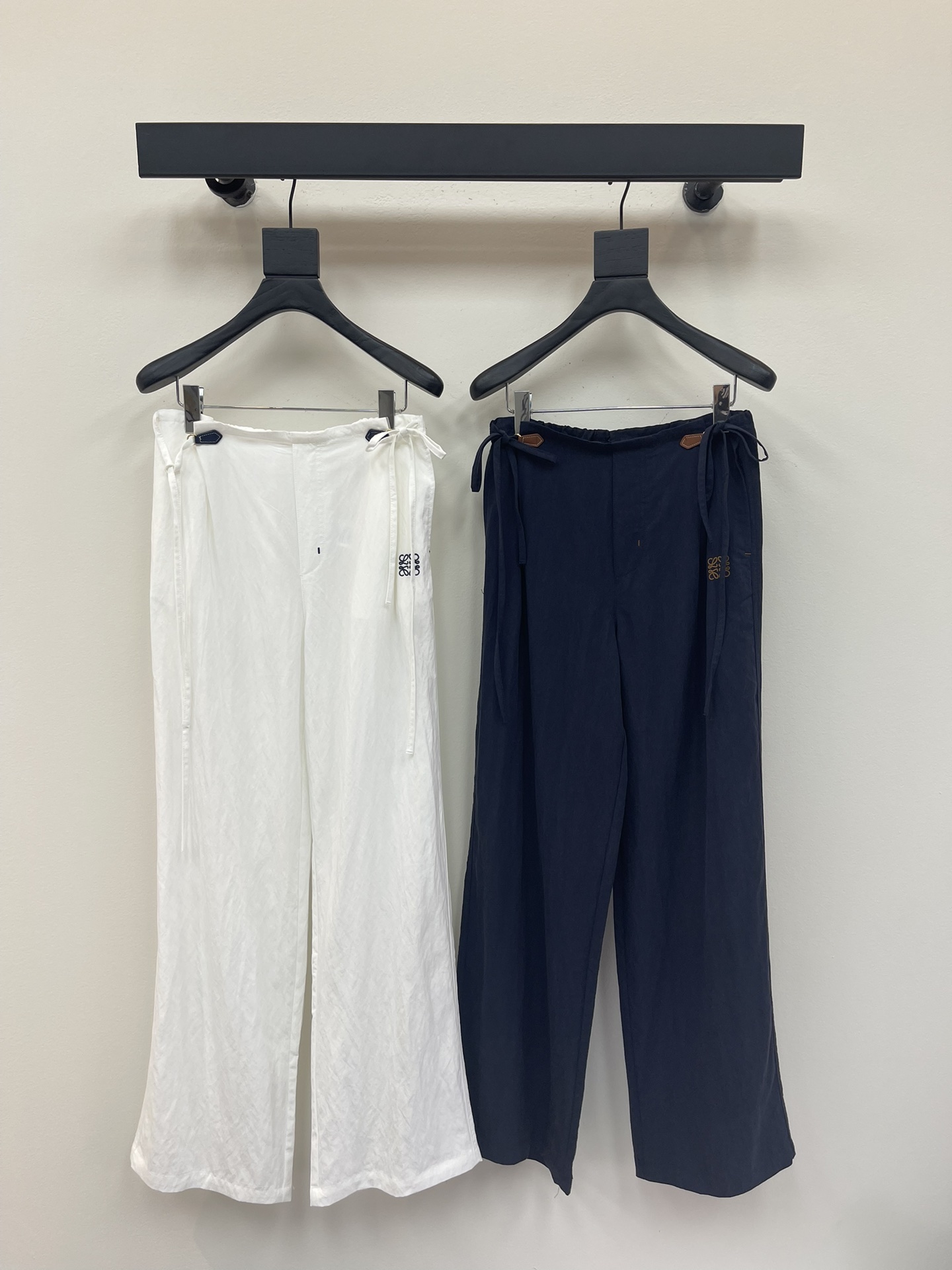 NO:432024,Loew*25 new contrasting embroidered casual pants, versatile and high-end colors, customized fabrics show high-end and casual sense, visual feast, versatile items that must be bought in all seasons, customized fabrics, with great texture, full of lazy style, goddesses must be used as magical artifacts!  The style is versatile and not picky. It stretches the line proportions and makes the upper body beautiful!  Workmanship quality depends on details SML, loewe, alexander wang19860909Loew*25新款撞色刺绣休闲裤 颜色百搭高级 定制面料尽显高级随意感 视觉盛宴 四季必入的百搭单品 订制面料,质感巨好,慵懒范儿十足 女神必入神器！ 版型百搭不挑人 拉长线条比例 上身美的不要不要的！ 做工品质看细节 SML,,loewe,alexander wang,Women's clothing